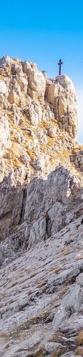 L’Appennino abruzzese ospita alcune delle montagne più alte e suggestive dell’intera dorsale appenninica, regalando scenari di grande imponenza e ricchezza naturalistica. Tra queste spicca il Gran Sasso d’Italia, con il Corno Grande che, con i suoi 2.912 metri, è la vetta più elevata dell’Appennino. Questo massiccio maestoso domina l’orizzonte e ospita anche il ghiacciaio del Calderone, uno dei più meridionali d’Europa. Le sue pareti scoscese, le creste affilate e i vasti altopiani come il Campo Imperatore ne fanno una meta ambita per alpinisti, escursionisti e amanti della natura selvaggia. Più a sud, il massiccio della Majella si impone con la sua mole compatta e misteriosa. Il Monte Amaro, con i suoi 2.793 metri, è la seconda cima più alta degli Appennini e domina un paesaggio aspro, fatto di altopiani rocciosi, profonde valli e gole vertiginose. Qui, la natura si mostra in una forma ancora più selvaggia, punteggiata da antichi eremi incastonati nella roccia e da boschi secolari. La Majella è spesso chiamata "montagna madre" per il suo stretto legame con la spiritualità e la cultura pastorale abruzzese. Infine, il massiccio del Sirente-Velino, meno noto ma altrettanto affascinante, racchiude ambienti di grande valore paesaggistico. Il Monte Velino, con i suoi 2.487 metri, e il Monte Sirente, che sfiora i 2.349 metri, si ergono tra altopiani solitari e canyon spettacolari. La loro posizione a cavallo tra la Marsica e l’Aquilano offre viste che spaziano fino al Tirreno, e un ecosistema variegato che include aquile reali, lupi appenninici e rari endemismi floreali. Le vette dell’Appennino abruzzese non sono solo rilievi geografici, ma custodi di storie, silenzi e bellezze che parlano dell’anima profonda di questa terra.