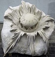 La lavorazione della pietra in Abruzzo Il calcare della Majella, noto per i suoi toni caldi, è il protagonista assoluto di molte delle più belle architetture medievali abruzzesi. Oggi, gli scalpellini e gli intagliatori conservano ancora un ruolo importante nell’economia di alcuni centri ai piedi della “montagna madre” d’Abruzzo, e in particolare a Lettomanoppello, Pretoro, Pennapiedimonte e Pacentro. Più tenera e facile da plasmare, l’arenaria dei Monti della Laga ha consentito lo sviluppo di un interessante artigianato.