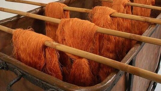 L’Artigianato Tradizionale in Abruzzo: La lavorazione della lana e dei tessuti. La lavorazione della lana e dei tessuti in Abruzzo è un’arte che affonda le radici in tradizioni secolari, tramandate di generazione in generazione. Gli artigiani abruzzesi hanno saputo utilizzare la lana grezza, raccolta principalmente dalle pecore locali, per creare prodotti unici che uniscono funzionalità e bellezza. Ogni pezzo realizzato, che si tratti di una coperta, di un cappotto o di una sciarpa, è il frutto di un lavoro paziente e minuzioso, dove ogni dettaglio è curato con attenzione. La tecnica di tessitura su telai tradizionali richiede una grande abilità e esperienza, e l'arte dell’intreccio dei fili di lana è il cuore pulsante di questa tradizione. Ogni prodotto tessile abruzzese riflette una profonda connessione con la natura e con la vita quotidiana della regione. I motivi geometrici, che caratterizzano coperte e altri indumenti, sono simboli della cultura locale, ispirati agli elementi naturali, agli animali e alle tradizioni della vita rurale. Questi disegni, spesso ripetuti con variazioni, creano un effetto visivo che racconta storie, emozioni e legami con il territorio. L’abilità degli artigiani nel trasformare la lana grezza in tessuti caldi, resistenti e decorati con cura, rende ogni pezzo un’opera d’arte funzionale, che conserva e rinnova la memoria storica e culturale della regione. La lavorazione della lana in Abruzzo non si limita alla produzione di articoli destinati all’uso quotidiano, ma diventa anche una forma di espressione creativa. Gli artigiani, pur rispettando le tecniche tradizionali, sono in grado di adattarle alle esigenze moderne, creando capi di abbigliamento che uniscono la praticità all’estetica. Ogni indumento, dalle giacche agli accessori, viene realizzato con la stessa cura e attenzione ai dettagli che contraddistinguono le coperte, utilizzando filati di alta qualità e spesso arricchendo le creazioni con tinte naturali, provenienti da erbe locali. In questo modo, la lavorazione della lana non è solo un atto artigianale, ma anche una forma di innovazione che guarda al futuro senza perdere il legame con le proprie radici. In questo contesto, la lavorazione della lana e dei tessuti in Abruzzo non è solo un mestiere, ma un vero e proprio patrimonio culturale che si perpetua attraverso la passione e la dedizione degli artigiani. Ogni prodotto tessile realizzato è una testimonianza della cura dei dettagli e del rispetto per la tradizione, che continua a caratterizzare l'artigianato locale. Sebbene la tecnica si sia evoluta nel tempo, gli artigiani abruzzesi continuano a utilizzare la lana come materiale prezioso per esprimere la loro maestria e per mantenere viva una tradizione che, pur affrontando le sfide moderne, conserva il suo fascino e la sua autenticità.
