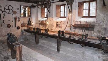 La ricchezza di materia prima offerta dalla vastità dei boschi della regione ha permesso lo sviluppo di una vasta tradizione nella lavorazione del legno: madie, cassoni, sedie, tavoli, stipi, ma anche mortai e scodelle, mestoli e cucchiai, forchettoni e matterelli, oltre alla notissima chitarra per tagliare in spaghetti la sfoglia di pasta fatta in casa, sono ancora comuni in molte case abruzzesi, spesso decorati con disegni e figure provenienti dal remoto passato e dalla tradizione dei pastori. Pretoro ed Arischia sono due dei centri dove quest'arte è ancora oggi viva, ma l’artigianato tipico del legno si ritrova un po’ in tutti i borghi abruzzesi di montagna.