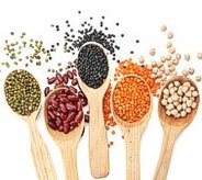 I vegetali dell’Abruzzo Tra le produzioni agricole tradizionali dell’Abruzzo, spiccano innanzi tutto i legumi, che dagli alti coltivi della montagna, traggono qualità inimitabili: fagioli, ceci, fave, cicerchie e – fra tutti – le notissime lenticchie di S. Stefano di Sessanio. Ci sono i cereali “antichi” (oggi riscoperti e apprezzati) come il farro, l’orzo, la solina. L’aglio rosso di Sulmona è noto da secoli per le sue proprietà curative.