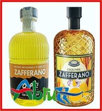 La preparazione del liquore allo zafferano abruzzese è un processo che richiede tempo, pazienza e una perfetta conoscenza degli ingredienti. Questo liquore, dal colore dorato intenso e dal sapore delicato, è un vero e proprio omaggio alla tradizione agricola dell’Abruzzo, dove lo zafferano viene coltivato con cura nelle terre montane. Ogni passaggio della preparazione è essenziale per ottenere un prodotto di qualità, capace di racchiudere in ogni sorso l’essenza del territorio abruzzese. Gli Ingredienti Fondamentali: Per preparare il liquore allo zafferano, sono necessari pochi ingredienti ma di grande valore. Lo zafferano, raccolto a mano dai fiori di Crocus sativus, è il protagonista indiscusso. Viene abbinato ad alcol di alta qualità, acqua, zucchero e, in alcune varianti, scorza di limone per donare freschezza al gusto. La purezza e la freschezza dello zafferano sono fondamentali per garantire un aroma intenso e autentico, che caratterizza il liquore e lo rende unico nel suo genere. Il Processo di Macerazione: La prima fase della preparazione consiste nell’infusione dello zafferano nell’alcol. Le stigme dello zafferano vengono immersi nell’alcol puro, un processo che dura circa due settimane. Durante questo periodo, il liquido assorbe il colore dorato e le sostanze aromatiche dello zafferano, sviluppando un profilo ricco e complesso. È importante che la miscela venga conservata in un luogo fresco e buio per preservare tutte le qualità aromatiche delle spezie. La macerazione è un passo cruciale per ottenere il giusto equilibrio tra l'intensità dello zafferano e la base alcolica. La Fase Finale e l’Imbottigliamento: Una volta completata la macerazione, la miscela viene filtrata per rimuovere le impurità e le particelle di zafferano in eccesso. A questo punto, si aggiungono acqua e zucchero per bilanciare la dolcezza e ammorbidire il gusto. Il liquore viene quindi lasciato riposare ancora per qualche giorno per affinarsi, permettendo agli ingredienti di amalgamarsi al meglio. Infine, il liquore viene imbottigliato, pronto per essere consumato. Il risultato finale è un liquore dal colore dorato e dal sapore delicato, perfetto per essere gustato come digestivo o come ingrediente in ricette culinarie.