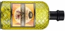 Il Liquore allo Zafferano Il Liquore allo Zafferano Abruzzese: Un Tesoro della Tradizione. Il liquore allo zafferano abruzzese è una delle specialità più apprezzate della regione, simbolo della sua tradizione agricola e culinaria. Lo zafferano, coltivato nelle terre dell'Aquila e delle montagne abruzzesi, è l'ingrediente principale che conferisce a questo liquore il suo caratteristico colore dorato e un aroma delicato ma avvolgente. La sua preparazione, che affonda le radici nelle tradizioni contadine, racconta una storia di passione per il territorio e per le sue ricchezze naturali. Gli Ingredienti e la Preparazione: Per preparare il liquore allo zafferano, vengono utilizzati pochi ma preziosi ingredienti: zafferano, alcol, acqua, zucchero e talvolta un po' di limone per dare freschezza. Lo zafferano, raccolto con meticolosità dai fiori di Crocus sativus, viene messo in infusione nell’alcol per alcune settimane. Questo processo di macerazione consente di estrarre tutti i principi aromatici e coloranti dello zafferano, che donano al liquore un colore giallo intenso e un aroma inconfondibile. Dopo la macerazione, si aggiungono zucchero e acqua per bilanciare la dolcezza e rendere il liquore morbido al palato. Il Processo di Maturazione: La preparazione del liquore allo zafferano richiede pazienza. Dopo l’infusione e la filtrazione, il liquore viene lasciato riposare per un periodo che può variare da alcuni giorni a qualche settimana. Questo processo di maturazione permette agli ingredienti di amalgamarsi e sviluppare un profilo aromatico equilibrato. La dolcezza dello zucchero e l’intensità dello zafferano si fondono armoniosamente, creando un liquore che è al contempo delicato e avvolgente. Un Liquore Versatile e Raffinato: Il liquore allo zafferano abruzzese è perfetto come digestivo dopo i pasti, ma può anche essere utilizzato in cocktail originali o come ingrediente in dolci e ricette gastronomiche. Il suo sapore unico e il suo colore dorato lo rendono un'ottima scelta per occasioni speciali e come regalo raffinato. Ogni sorso di liquore allo zafferano è un viaggio nei profumi e nei colori della terra abruzzese, un’esperienza sensoriale che celebra la tradizione, la qualità e la bellezza di una regione ricca di storia e cultura.