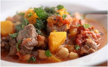 Preparazione dello spezzatino di castrato con le patate: In una pentola fate rosolare nell'olio la carne tagliata a pezzi con la cipolla tritata finemente. Quando la carne sarà rosolata a dovere e la cipolla imbiondita sfumare con il vino rosso. Salare, pepare e aggiungere mezzo bicchiere di acqua tiepida (per evitare che si addensi troppo) e il sedano tagliato a piccoli pezzetti. Cuocere per mezz'ora, aggiungere i pomodori pelati, precedentemente schiacciati con una forchetta, e continuare la cottura. A parte lessare le patate. A metà cottura togliere le patate dall'acqua, sbucciarle e tagliarle a grossi cubetti, quindi metterle nel sugo della carne e continuare la cottura per circa un quarto d'ora. Mescolare bene tutto il composto, facendo attenzione a non sgretolare le patate e servire caldo.
