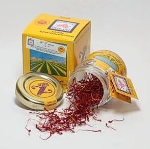 La produzione dello zafferano dell’Altopiano di Navelli rappresenta una delle eccellenze più preziose dell’Abruzzo, un’attività agricola antica che unisce tradizione, precisione e cura artigianale. In questo territorio situato tra i borghi dell’entroterra aquilano, il Crocus sativus trova un ambiente ideale grazie al clima secco, ai terreni drenanti e all’escursione termica che favorisce la concentrazione degli aromi. La coltivazione inizia a fine estate con la messa a dimora dei bulbi, seguita, tra ottobre e novembre, dalla raccolta dei fiori che avviene esclusivamente all’alba per preservarne la fragranza. Ogni fiore viene aperto a mano per estrarre i tre stimmi rossi, che vengono poi essiccati secondo metodi tradizionali tramandati da secoli, capaci di esaltare il colore intenso e la complessità aromatica. Il risultato è uno zafferano purissimo, noto per la sua altissima resa e per il profilo organolettico unico, frutto di un lavoro meticoloso che coinvolge intere famiglie e che rappresenta ancora oggi un pilastro dell’identità culturale ed economica della zona di Navelli.