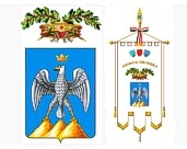 L'Aquila, precedentemente Aquila fino al 1863 e Aquila degli Abruzzi fino al 1939) è un comune italiano di 70.609 abitanti, capoluogo dell'omonima Provincia e della Regione Abruzzo. Situata sul declivio di un colle, alla sinistra del fiume Aterno in posizione predominante rispetto al massiccio del Gran Sasso d'Italia, conta una presenza giornaliera sul territorio di oltre 100.000 persone per studio, attività terziarie, lavoro e turismo. La città è sede di Università e di enti ed associazioni che la rendono vivace sotto il profilo culturale. L'Aquila è posta nell'entroterra abruzzese e possiede una superficie comunale di 467 km² che, su scala nazionale, la pone al nono posto per ampiezza. Proprio a causa dell'estensione del territorio sparso su una zona montuosa interna, L'Aquila dispone di una rete infrastrutturale e di servizi ardua e di amministrazione molto complessa: conta infatti più di dieci cimiteri, diversi depuratori, decine di complessi scolastici, quasi 3.000 km di strade e molte migliaia di chilometri di reti impiantistiche. È divisa in 59 tra quartieri e frazioni (vedi elenco). Parte del territorio comunale è compresa nel Parco nazionale del Gran Sasso e Monti della Laga, ed alcuni punti superano abbondantemente i 2.000 metri di quota. L'Aquila è situata nell'omonima conca sulle sponde del fiume Aterno, ad un'altitudine di 721 metri sul livello del mare che la rende terza tra i capoluoghi di provincia italiani più alti, dopo Enna e Potenza. Il centro storico sorge su di un altipiano in posizione pressoché baricentrica rispetto alla conca; numerose sono le frazioni situate sul declivio o sulla sommità dei colli circostanti, tra cui è bene ricordare Aragno, Roio, Pianola, Bagno, San Giacomo e Collebrincioni. Nel dopoguerra, l'espansione urbanistica si è concentrata nella periferia occidentale della città, a carattere pianeggiante, e ad oggi, il tessuto urbano si estende in maniera disomogenea lungo la direttrice est-ovest, parallelamente al corso del fiume. Il territorio comunale, suddiviso in 12 circoscrizioni, è uno dei più estesi d'Italia. Nei suoi 467 km² abbraccia numerosi paesi o frazioni e alcuni grandi centri che in passato hanno avuto identità municipale, come Paganica. Il territorio del comune presenta anche un'exclave, in territorio montano, al confine con il parco regionale naturale del Sirente - Velino e la riserva naturale Montagne della Duchessa. Confina dal versante reatino con i comuni di Antrodoco e Borgorose, dal versante teramano con Crognaleto, Fano Adriano, Isola del Gran Sasso d'Italia e Pietracamela e dal versante propriamente aquilano con Barete, Barisciano, Cagnano Amiterno, Campotosto, Capitignano, Fossa, Lucoli, Magliano de' Marsi, Ocre, Pizzoli, Rocca di Cambio, Rocca di Mezzo, Santo Stefano di Sessanio, Scoppito e Tornimparte. Flora: Molto sviluppati sono i boschetti di pioppi, di carpini e di cerri. Sono presenti, nell'areale, il nocciolo, il castagno (che forma umbratili boschi), l'acero (spesso presente con esemplari mastodontici). Solo grazie a rimboschimenti sono presenti il pino nero, l'abete rosso, e il larice. Tra gli arbusti possono essere menzionati il ginepro, il mirtillo (commestibile), la belladonna (di aspetto simile al mirtillo, ma velenoso o addirittura mortale), l'agrifoglio. Le fioriture sono caratterizzate da gigli (specie protetta da una Legge Regionale dell'Abruzzo), campanule, sassifraghe, primule, genziane, garofanini e numerose orchidee. Menzione a parte merita la stella alpina appenninica, una pianta rarissima sulle montagne dell'Appennino. Fauna: Data l'ampia estensione del comune, vi è un'ampia varietà di fauna, comprendente molte delle specie riscontrate nel Parco nazionale del Gran Sasso e Monti della Laga. L'area dell'aquilano è abitata anche da volpi, cinghiali e gatti selvatici, ma è possibile imbattersi anche in esemplari di caprioli e lupi appenninici. Per quanto riguarda gli uccelli sono presenti, tra gli altri, il falco pellegrino, il gheppio ed il lodolaio.