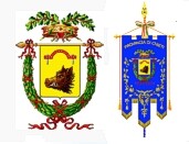 Chieti è un comune italiano di 52.563 abitanti, capoluogo dell'omonima provincia in Abruzzo. Gli abitanti di Chieti si chiamano teatini dall'antico nome latino e greco della città, Theate o Thegeàte, Θεάτη o Θηγεάτη in greco. La città di Chieti è sede, insieme a Pescara, dell'Università Gabriele D'Annunzio: nel campus di Chieti hanno sede otto facoltà, il Rettorato e la Direzione Generale. Chieti si trova nella parte centro-orientale dell'Abruzzo, a 330 metri sul livello del mare, su un colle che divide le acque del bacino del fiume Aterno-Pescara (a nord) da quelle del fiume Alento (a sud). La città gode di una favorevole posizione geografica, sia perché vicina alla riviera adriatica ed alle masse montuose della Majella e del Gran Sasso con i relativi ed immaginabili paesaggi (è detta "il terrazzo d'Abruzzo" e "la città aerea"), sia perché è servita dalle principali reti di trasporto del versante adriatico del Centro Italia. La città è costituita da due nuclei principali, Chieti Alta e Chieti Scalo. Chieti Alta è il nucleo più antico della città e comprende il centro storico che, situato sul colle, ospita numerosi resti ed edifici in vari stili che raccontano delle molte fasi storiche attraversate del capoluogo teatino. Chieti Scalo è invece la parte nuova e maggiormente commerciale della città. Adagiata nella vallata a nord della collina ed estesa fino all'argine destro del fiume Aterno-Pescara, si è sviluppata seguendo prevalentemente il percorso dell'antica Via Tiburtina Valeria (che nel tratto urbano viene ridenominata e suddivisa in Via Aterno, Viale Abruzzo, Viale Benedetto Croce e Viale Unità d'Italia) e della ferrovia che l'attraversa. Proprio grazie al notevole sviluppo di questa parte della città negli ultimi decenni, ad oggi Chieti è bene integrata con tutti i comuni circostanti. Chieti, soprattutto nella zona Scalo, è popolata anche da numerosi studenti universitari che frequentano il Campus dell'Università Gabriele d'Annunzio. Per analizzare la storia di Chieti bisogna andare molto indietro nel tempo: Chieti infatti è fra le più antiche città d'Italia. Le sue origini storiche si confondono con la mitologia; una leggenda racconta che l'odierna Chieti fu fondata nel 1181 a.C. dall'eroe Achille, che la chiamò Teate in onore di sua madre. Anche se si tratta solo di una leggenda, l'eroe omerico è rappresentato nello stemma del Comune su di un cavallo rampante, mentre regge una lancia ed uno scudo su cui è raffigurata una croce bianca su campo rosso con quattro chiavi, che rappresentano le quattro porte d'ingresso della Chieti medievale (Porta Sant'Anna, Porta Santa Maria, Porta Napoli e Porta Pescara). Altre leggende sulle origini di Chieti narrano che venne fondata dai Pelasgi in onore della ninfa Teti (in greco Thètis, Θετις). Secondo lo scrittore Girolamo Nicolino la nascita di Chieti risale al 1.181 a.C. Stando allo storico greco Strabone, la città fu fondata dagli Arcadi e inizialmente denominata Tegeate (in greco Θηγεατη). L'attuale Chieti, chiamata dai romani Teate Marrucinorum, fu subito riconosciuta da questi come la Capitale del bellicoso popolo dei Marrucini, che si distinsero per i duri combattimenti contro Roma conclusi nel 304 a.C. con un trattato di pace chiesto dai Marrucini ed altri alleati italici. Da quel momento i Marrucini divennero fedeli alleati dei Romani, offrendo loro appoggio militare in numerose ed importanti battaglie (contro Pirro, contro i Galli Cisalpini, contro Perseo di Macedonia, contro Annibale ed Asdrubale).