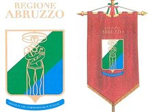 Stemma e Gonfalone della Regione Abruzzo Un po' di storia della Regione Abruzzo. In età paleolitica l’Abruzzo era già abitato e l’afflusso di popolazione di stirpe mediterranea continuò nel Neolitico e nel corso del primo millennio a. C. In età storica la popolazione era di ceppo indoeuropeo (Sabini, Marsi, Peligni, Frentani). La vittoriosa politica di espansione perseguita da Roma portò, nel corso dei sec. IV e III a. C., all’assoggettamento delle popolazioni indigene ed alla loro associazione al dominio romano, salvo la breve parentesi di indipendenza durata dal 91 all’88 a C., in conseguenza della guerra sociale. Con la suddivisione della penisola italica operata da Augusto, l’Abruzzo formò la IV regione. L’invasione longobarda non risparmiò l’Abruzzo dalle devastazioni e nel 572 il suo territorio venne Incorporato nel ducato di Spoleto con il nome di provincia dei Marsi o Marsia.