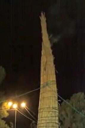 Lu Cencialone (o Ciancialone) a Silvi (Te) Lu Cencialone (o Ciancialone) è una delle più affascinanti tradizioni folkloristiche della provincia di Teramo e viene celebrata ogni anno a Silvi il 28 giugno, in onore di San Leone, il patrono del paese. La festa affonda le sue radici in una leggenda che narra di un giovane marinaio, Leone, il quale riuscì a salvare l’abitato dall’invasione dei turchi accendendo un grande fascio di paglia sulle mura più alte del borgo. La luce intensa del fuoco, secondo la tradizione, avrebbe accecato e disorientato gli assalitori, spingendoli alla fuga. Per commemorare questo episodio eroico, la comunità di Silvi ripete ogni anno il rito dell’accensione di un grande falò, simbolo di protezione e di rinascita. La celebrazione inizia nelle ore serali, quando la popolazione si raduna attorno alla catasta di paglia predisposta per il rogo. Nel momento in cui il fuoco viene acceso, le fiamme si levano alte nel cielo, illuminando il borgo e creando un’atmosfera carica di suggestione e partecipazione. L’evento è accompagnato da canti popolari, balli e festeggiamenti che durano fino a quando le braci non si spengono del tutto. Il rito del fuoco richiama antiche credenze legate al solstizio d’estate e ai culti del sole, diffusi in molte culture europee, in cui la fiamma rappresentava un elemento purificatore e propiziatorio, capace di allontanare gli spiriti maligni e garantire fertilità alla terra. La pratica di accendere grandi falò in questo periodo dell’anno è comune in molte tradizioni e trova riscontro anche in altre feste abruzzesi, come i fuochi di San Giovanni e di San Pietro. Queste celebrazioni, pur avendo assunto nel tempo una connotazione cristiana, conservano il loro legame con antichi riti pagani in cui il fuoco aveva la funzione di rinnovare simbolicamente la natura e la comunità. A Silvi, il Cencialone è vissuto come un momento di forte identità collettiva, un’occasione in cui il paese si unisce per celebrare la propria storia e le proprie radici. La festa è anche un’importante occasione di socializzazione, in cui gli abitanti e i visitatori condividono cibi tipici, musica e danze tradizionali. Il clima che si respira è quello di una grande festa popolare, in cui il sacro e il profano si mescolano armoniosamente. Le famiglie partecipano con entusiasmo, i più giovani si lasciano coinvolgere nei balli intorno al fuoco, mentre gli anziani raccontano le storie e le leggende legate alla tradizione. Questo scambio generazionale è fondamentale per mantenere vivo il senso di appartenenza alla comunità e per tramandare alle nuove generazioni il valore culturale della festa. Ancora oggi, Lu Cencialone rappresenta un simbolo forte e identitario per Silvi e per l’intera provincia di Teramo. Ogni anno, quando la grande fiamma si innalza nel cielo notturno, il passato e il presente si fondono in un’unica celebrazione, testimoniando la capacità di una comunità di mantenere vive le proprie tradizioni. L’accensione del fuoco non è solo un gesto rituale, ma un atto di continuità culturale, un richiamo alla memoria collettiva che, attraverso il calore delle fiamme e la luce del rogo, illumina il legame profondo tra la gente di Silvi e la sua storia.