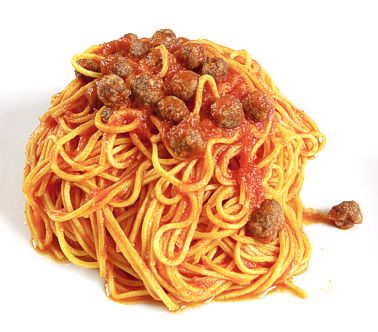 Per preparare i Maccheroni alla chitarra con pallottine, si inizia con la preparazione della pasta, un vero simbolo della tradizione abruzzese. La semola di grano duro, un ingrediente tipico della regione, viene mescolata con le uova fresche, provenienti da galline allevate in azienda agricola, per ottenere un impasto che deve essere lavorato fino a diventare liscio e omogeneo. Dopo aver lasciato riposare l'impasto, viene steso e tagliato con la "chitarra", uno strumento tradizionale che conferisce ai maccheroni la forma caratteristica e la giusta rugosità, in grado di trattenere perfettamente il sugo. Nel frattempo, si preparano le pallottine, piccole polpette di carne che sono il cuore del piatto. La carne macinata mista di manzo e maiale, due dei principali prodotti della cucina abruzzese, viene lavorata con uovo, parmigiano grattugiato, pangrattato e prezzemolo fresco, un’erba aromatico che cresce rigogliosa nella regione. Questa combinazione crea delle polpette succulente e saporite, che, una volta fritte leggermente, vengono aggiunte al sugo di pomodoro, cucinato lentamente per sviluppare un sapore dolce e ricco. Il pomodoro pelato, ingrediente base della salsa, è uno degli alimenti più amati in Abruzzo, spesso coltivato nei giardini locali. Il sugo di pomodoro si prepara con cipolla, aglio e olio extravergine d'oliva, un altro prodotto tipico abruzzese che aggiunge un sapore fruttato e leggermente piccante al piatto. L'olio d'oliva, dal gusto deciso, è utilizzato per soffriggere la cipolla e l’aglio, creando una base aromatica che esalta la dolcezza del pomodoro e il sapore della carne. Le pallottine, una volta cotte nel sugo, si impregnano di tutti i sapori, diventando tenerissime e ancora più gustose. Infine, i maccheroni alla chitarra vengono cotti in abbondante acqua salata, scolati al dente e uniti al sugo con le pallottine. Il piatto viene mescolato delicatamente, permettendo alla pasta di assorbire il sugo ricco e la carne, per poi essere servito caldo, magari con una spolverata di parmigiano grattugiato. Questo piatto, simbolo della cucina abruzzese, è un omaggio alla semplicità degli ingredienti locali e alla maestria della preparazione casalinga, offrendo un'esperienza gastronomica che racconta la tradizione e la cultura della provincia di Pescara.