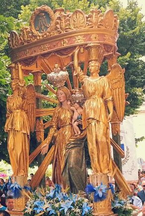 Festa della Madonna del Suffragio a Colonnella (Te) La Festa della Madonna del Suffragio a Colonnella, che si tiene la seconda domenica di luglio, è una delle tradizioni più antiche e significative della provincia di Teramo. Conosciuta anche come la festa dei "manoppi", la celebrazione ha origini che risalgono a tempi lontani, quando la comunità offriva il proprio contributo alla festa non in denaro, ma in natura, sotto forma di grano. Questo gesto, che simboleggiava la gratitudine per il raccolto, si legava alla fine della trebbiatura, un periodo fondamentale per l'economia agricola del paese. La festività inizia già dal sabato, con momenti di preghiera e onore alla Madonna, culminando il giorno seguente con una solenne processione per le vie del paese. Il cuore della festa è la processione della Madonna, che si svolge a mezzogiorno della domenica. Durante questo evento, la statua della Madonna del Suffragio viene portata in giro per Colonnella, accompagnata da un folto gruppo di fedeli e devoti. Anticamente, fino agli anni '50, la processione era preceduta dalla suggestiva sfilata delle "carrate", ovvero carri agricoli addobbati con covoni di grano, trainati da buoi decorati con nastri e campanelli. Questa tradizione rappresentava una delle espressioni più significative del legame tra la spiritualità e l'agricoltura, ed era un momento in cui le famiglie di Colonnella si univano per celebrare insieme i frutti della terra. I carri agricoli erano realizzati dai contadini con grande dedizione e impegno. Ogni anno, questi carri venivano adornati con le spighe di grano, spesso creando riproduzioni artistiche della statua della Madonna. La costruzione di una "carrata" richiedeva tempo e precisione, con i contadini che impiegavano anche otto giorni per preparare le decorazioni. Questa pratica non solo esprimeva la devozione religiosa, ma era anche un modo per celebrare il lavoro agricolo che caratterizzava la vita di Colonnella, unendo arte, fede e tradizione popolare. La domenica della festa, dopo la processione, i carri decorati venivano portati nella piazza del paese, dove venivano esposti e ammirati dalla folla. Al termine della sfilata, venivano assegnati premi per le "carrate" più belle e quelle più pesanti, ovvero quelle che contenevano la maggiore quantità di grano. Questo momento finale era un'occasione per celebrare la laboriosità dei contadini e il legame profondo della comunità con la terra, ma anche un'occasione di convivialità e gioia per tutti i partecipanti. Oggi, pur non essendo più presenti le "carrate", la Festa della Madonna del Suffragio a Colonnella mantiene intatta la sua dimensione di festa popolare, che unisce la religiosità alla tradizione contadina. La comunità continua a partecipare con grande entusiasmo a questa celebrazione, che rappresenta un momento di unione, di riflessione e di gratitudine verso la Madonna, ma anche una forma di resistenza culturale e identitaria. La festa è un legame tangibile con il passato, una tradizione che, pur cambiando nel tempo, continua a rafforzare il senso di appartenenza e la solidarietà tra i colonnellesi.