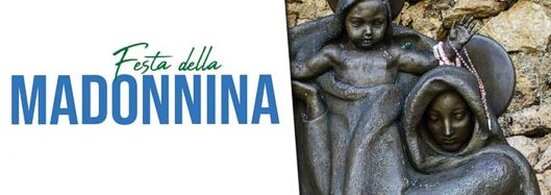 Festa della Madonnina a Pietracamela (Te) La Festa della Madonnina a Pietracamela, che si celebra la prima domenica di agosto, è uno degli appuntamenti più sentiti e tradizionali del piccolo borgo montano abruzzese. L'evento è un'occasione per rendere omaggio alla Madonna, alla quale la comunità è profondamente devota. La festa ha un’atmosfera di grande spiritualità, arricchita da momenti di preghiera, ma anche di allegria, durante i quali la tradizione religiosa e il folklore locale si intrecciano armoniosamente. Una delle principali caratteristiche della festa è la processione che si snoda per le vie del paese, dove i fedeli si riuniscono intorno alla statua della Madonna per renderle omaggio. La cerimonia religiosa è accompagnata da canti popolari, eseguiti in dialetto, che sono tramandati da generazioni. Questi canti, dal timbro antico e suggestivo, evocano la storia del luogo e dei suoi abitanti, che da sempre sono legati alla religiosità e alla cultura popolare. Il folklore di Pietracamela è ricco di storie e leggende che aggiungono un fascino misterioso alla festa. Una di queste leggende narra di tesori nascosti nelle grotte circostanti, una credenza che si riflette anche nella toponomastica del paese, come nel caso della "Grotta dell'oro". Questi racconti hanno contribuito a creare una tradizione popolare che vive ancora oggi, alimentando il legame tra la comunità e il territorio, intriso di storia e di simboli che risalgono a secoli fa. I costumi tradizionali che vengono indossati durante la festa sono un altro elemento distintivo di Pietracamela. Le raffigurazioni ottocentesche, che immortalano gli abitanti del paese nei loro abiti tipici, mostrano la bellezza e la ricchezza di queste tradizioni. Oggi, i partecipanti alla festa continuano a indossare costumi che riflettono la cultura locale, conservando viva una parte importante della memoria storica di Pietracamela. Il loro utilizzo, insieme ai canti e alle danze popolari, conferisce all'evento una dimensione di continuità tra passato e presente. La Festa della Madonnina, quindi, non è solo una celebrazione religiosa, ma anche un'importante espressione di identità culturale per la comunità di Pietracamela. Un momento di condivisione che va oltre la fede, diventando un’occasione per ritrovare radici, tradizioni e legami che uniscono generazioni diverse. Questo evento rappresenta una delle tante dimostrazioni di come il folklore e la devozione possano fondersi, creando un’esperienza collettiva ricca di significato e di bellezza.