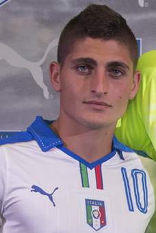 Marco Verratti, è uno dei calciatori italiani più talentuosi della sua generazione. Marco Verratti, nato il 5 novembre 1992 a Pescara, è uno dei calciatori più importanti e riconosciuti a livello internazionale. Cresciuto a Manoppello, ha iniziato la sua carriera calcistica nei settori giovanili del Pescara, dove ha mostrato sin da giovane un talento straordinario. La sua abilità nel controllo del pallone, la visione di gioco e il suo stile di passaggio lo hanno reso un centrocampista completo e di grande classe. La sua rapida crescita nel calcio professionistico lo ha portato a diventare uno dei migliori talenti europei della sua generazione. Nel 2012, Verratti si trasferisce al Paris Saint-Germain, dove costruisce una carriera leggendaria. Durante la sua permanenza al PSG, diventa uno dei pilastri del centrocampo, contribuendo in maniera fondamentale alla conquista di numerosi titoli. Con il club parigino, ha vinto 9 campionati francesi, 6 Coppe di Francia, 6 Coppe di Lega e 9 Supercoppe francesi, stabilendo record importanti per il club. Grazie alla sua tecnica sopraffina, è diventato il centrocampista di riferimento per una delle squadre più forti d'Europa, guadagnandosi il rispetto di allenatori, compagni di squadra e tifosi. Il suo talento non è passato inosservato anche a livello internazionale. Con la Nazionale italiana, Verratti ha avuto un ruolo cruciale nel conquistare il Campionato Europeo del 2021. Nonostante la sua giovane età, ha dimostrato una maturità tattica e un'abilità nel gestire il gioco che lo hanno reso indispensabile per la squadra. La sua capacità di dettare i tempi di gioco e la sua abilità nei passaggi precisi hanno contribuito a far emergere l'Italia come una delle squadre più forti e organizzate del torneo, rendendolo uno dei giocatori più ammirati del panorama calcistico. Dal punto di vista tecnico, Verratti è noto per la sua abilità nel dribbling, la sua agilità e la sua visione di gioco. Nonostante non possieda un fisico imponente, la sua velocità nei movimenti e la sua capacità di proteggere il pallone lo rendono estremamente difficile da contrastare. Ha anche la capacità di fare passaggi lunghi precisi, che permettono alle sue squadre di avanzare velocemente in attacco. La sua intelligenza tattica e il suo controllo della palla sono tra le sue caratteristiche più distintive, ed è per questo che è stato paragonato a grandi giocatori come Andrea Pirlo. Verratti, inoltre, ha mostrato una forte determinazione e un'incredibile grinta in campo, qualità che lo hanno reso un leader silenzioso sia nel PSG che nella Nazionale italiana. La sua capacità di adattarsi a diverse posizioni e ruoli in campo è una testimonianza della sua versatilità e della sua dedizione al gioco. Nonostante la sua giovane età, è già considerato uno dei centrocampisti più importanti del calcio mondiale, e la sua carriera promette ancora grandi successi. Con la sua passione per il calcio e il suo impegno costante, Marco Verratti ha sicuramente portato lustro non solo alla sua città natale, Pescara, ma anche all'intero calcio italiano.