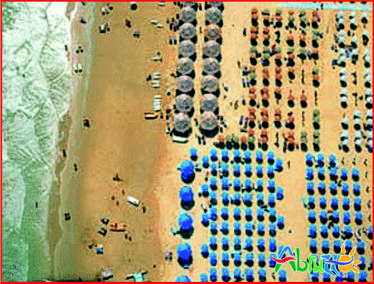 Le spiagge color oro della Riviera Teramana in Abruzzo. Le spiagge color oro della Riviera Teramana sono tra i paesaggi più affascinanti della costa abruzzese e rappresentano una delle principali attrattive per chi sceglie il mare come destinazione di vacanza. Lungo il litorale della Provincia di Teramo, la sabbia dorata si estende per chilometri accarezzata dalle acque dell’Adriatico, creando un ambiente ideale per trascorrere giornate all’insegna del relax e della scoperta. Il calore della sabbia, il riflesso della luce sul mare e l’atmosfera vivace dei lungomari rendono località come Giulianova, Roseto degli Abruzzi, Tortoreto e Alba Adriatica mete apprezzate da famiglie, coppie e viaggiatori alla ricerca di una vacanza piacevole e autentica. Le ampie spiagge, gli stabilimenti balneari e i numerosi servizi presenti lungo la costa permettono di vivere il mare con comodità, mentre le passeggiate sul litorale offrono l’occasione di ammirare il paesaggio in ogni momento della giornata, soprattutto nelle ore del tramonto, quando la luce trasforma la sabbia in una distesa dai suggestivi riflessi dorati. La Riviera Teramana non è però soltanto una destinazione balneare, ma un territorio dove il mare dialoga con la natura, la cultura e le tradizioni dell’Abruzzo. Dopo una giornata trascorsa sulla spiaggia, è possibile esplorare i centri costieri, passeggiare lungo i viali alberati e le piste ciclabili oppure raggiungere l’entroterra per scoprire borghi, paesaggi collinari e sapori tipici della cucina locale. Il fascino delle spiagge dorate si inserisce così in un'esperienza turistica più ampia, capace di combinare il piacere della vacanza sul mare con la possibilità di conoscere il patrimonio storico e gastronomico del territorio. La varietà dell’offerta e la bellezza del paesaggio rendono la Riviera Teramana una meta ideale per chi desidera vivere l’estate tra mare e natura, alternando momenti di tranquillità a occasioni di divertimento e scoperta. Le sue spiagge color oro, illuminate dal sole e affacciate sull’Adriatico, rappresentano un invito a rallentare, respirare l’atmosfera della costa e lasciarsi conquistare dall’autenticità di un territorio che ogni stagione accoglie visitatori con il suo patrimonio di bellezze naturali, ospitalità e tradizioni.