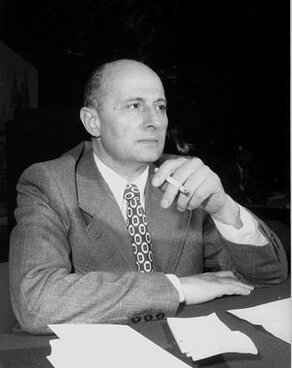 Mario Pomilio (Orsogna, 14 gennaio 1921 – Napoli, 3 aprile 1990). Mario Pomilio è stato uno scrittore, saggista e giornalista che ha lasciato un'impronta significativa nel panorama culturale italiano del Novecento. Nato il 14 gennaio 1921 ad Orsogna, in provincia di Chieti, Pomilio si distinse non solo come romanziere, ma anche come intellettuale impegnato, criticando e riflettendo sulle questioni politiche e sociali del suo tempo. La sua formazione accademica, che lo vide laureato in Lettere alla Scuola Normale Superiore di Pisa, gli consentì di sviluppare una solida base filosofica e letteraria che avrebbe permeato tutta la sua carriera. La sua passione per la scrittura lo portò a frequentare le università di Bruxelles e Parigi, dove approfondì la sua ricerca sulla poesia e sul pensiero critico. Nel corso della sua carriera letteraria, Pomilio si fece conoscere grazie a opere come "L'uccello nella cupola" (1954), che vinse il Premio Marzotto e lo pose all'attenzione della critica. Il romanzo trattava temi universali come l'alienazione e il senso di solitudine, ambientando la sua riflessione nella provincia italiana, che diventerà una costante nei suoi lavori successivi. L'influenza politica divenne ancor più evidente con la pubblicazione di "La compromissione" (1965), un romanzo che esplorava la crisi ideologica degli intellettuali di sinistra di fronte agli eventi politici del dopoguerra, in particolare al trauma del 1948 in Italia. Questo lavoro consolidò Pomilio come uno degli autori più significativi della narrativa post-bellica italiana, grazie alla sua capacità di intrecciare la dimensione personale con quella storica. Gli anni successivi videro Pomilio impegnato in un'intensa attività di saggista e critico letterario. Fondò nel 1960 la rivista "Le ragioni narrative", un'importante pubblicazione che riuniva alcuni degli scrittori più influenti dell'epoca, e continuò a scrivere su varie riviste letterarie e quotidiani, come "Il Mattino di Napoli". La sua riflessione sulla letteratura e sul Mezzogiorno italiano, che lo portò a raccogliere i suoi reportage nel volume "Taccuino industriale" (1980), dimostrò il suo impegno civico e sociale. Pomilio analizzava la realtà italiana con uno sguardo critico, non solo come scrittore, ma anche come intellettuale che cercava di interrogare il presente e le sue contraddizioni. Negli anni '70 e '80, Pomilio raggiunse la maturità artistica, con romanzi come "Il quinto evangelio" (1975) e "Il Natale del 1833" (1983), che evidenziavano il suo interesse per la storia e la metafisica. Il suo lavoro si concentrava sempre di più sull'indagine dell'animo umano e delle sue inquietudini, cercando di unire la riflessione filosofica a una scrittura narrativa innovativa. A partire da "Il cane sull'Etna" (1978), Pomilio dimostrò la sua abilità nel mescolare il metaracconto e la metafisica, esplorando temi come la dissoluzione dell'individuo e l'incertezza della realtà. Nonostante le difficoltà fisiche degli ultimi anni della sua vita, causate da una grave artrite reumatoide, Pomilio continuò a scrivere fino alla morte, avvenuta il 3 aprile 1990. La sua produzione letteraria ha lasciato un'eredità importante nella cultura italiana, tanto per la sua capacità di affrontare temi universali e storici quanto per il suo impegno politico e sociale. La sua opera continua a essere letta e studiata, apprezzata per la profondità intellettuale e la capacità di descrivere con lucidità le contraddizioni della società moderna. Il suo archivio, conservato all'Università di Pavia, testimonia la sua lunga e intensa carriera come scrittore e intellettuale.