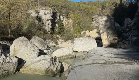 Trekking nelle valli dell’Abruzzo: San Tommaso, la valle dei Luchi e le Marmitte dell’Orta. Trekking nelle valli dell’Abruzzo: San Tommaso, la valle dei Luchi e le Marmitte dell’Orta. San Tommaso, la Valle dei Luchi e le Marmitte dell'Orta rappresentano un angolo affascinante e selvaggio del Parco Nazionale della Majella, dove la natura si fonde con la storia. Situato tra Caramanico e Salle, il borgo di San Tommaso è noto per la sua chiesa medievale che si erge in una posizione panoramica, offrendo un punto di partenza ideale per esplorare il territorio circostante. La valle è famosa per i "luchi", un termine che fa riferimento a boschi sacri agli dèi, dove l'erosione del fiume Orta ha creato uno scenario straordinario di formazioni rocciose che si innalzano imponenti sopra la valle. Il fiume Orta ha plasmato la valle nel corso dei millenni, scolpendo maestosi torrioni e picchi che creano un paesaggio mozzafiato, quasi irreale. Questi elementi naturali sono accompagnati dalle "marmitte", delle formazioni geologiche uniche, scavate dalla forza erosiva dell'acqua nelle rocce. Il passaggio del fiume ha creato sifoni e pozze, rendendo il corso d'acqua un elemento dinamico che continua a modellare la terra in modi inaspettati. Il contrasto tra la forza naturale del fiume e la bellezza imponente della roccia è uno spettacolo che affascina chiunque si avventuri in questa valle. In questa zona, il paesaggio si arricchisce di testimonianze storiche come i ruderi dell'antico ponte romano e del castello del Luco, che si stagliano sulla valle. Questi resti evocano il passato di un territorio che è stato testimone di secoli di storia, offrendo ai visitatori un collegamento tangibile con un'epoca lontana. La chiesa di San Tommaso, costruita nel XIII secolo sopra un antico tempio pagano, è un altro esempio di come la storia e la natura si intrecciano in questa area. I portali scolpiti, con bassorilievi dettagliati, sono un capolavoro dell'arte medievale che arricchisce il contesto culturale e religioso della valle. San Tommaso, la Valle dei Luchi e le Marmitte dell'Orta sono luoghi che raccontano storie di un passato lontano, di forze naturali in continua evoluzione e di tradizioni culturali che si sono radicate profondamente nel territorio. Questa combinazione di bellezze naturali, monumenti storici e paesaggi spettacolari rende la valle un posto imperdibile per chi desidera scoprire l'autenticità e la magia dell'Abruzzo, un territorio che conserva ancora intatta la sua bellezza selvaggia e autentica.