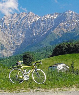 Pedalare lungo la Via Verde della Costa dei Trabocchi significa vivere un’esperienza di cicloturismo tra mare, natura e tradizioni, seguendo uno dei percorsi più suggestivi della costa abruzzese. Realizzata sul tracciato della storica ferrovia adriatica, la Via Verde si sviluppa lungo il litorale della provincia di Chieti e offre la possibilità di attraversare paesaggi caratterizzati da spiagge, calette, scogliere e panorami aperti sull’Adriatico. In bicicletta il percorso può essere vissuto con calma, concedendosi soste per ammirare il paesaggio, raggiungere le località costiere e scoprire i caratteristici trabocchi, antiche strutture in legno utilizzate per la pesca e diventate uno dei simboli più riconoscibili di questo tratto di Abruzzo. La vicinanza al mare accompagna gran parte della pedalata e rende l’itinerario particolarmente piacevole per chi desidera combinare attività all’aria aperta e scoperta del territorio, lasciandosi alle spalle il ritmo frenetico della quotidianità. La Via Verde rappresenta anche un modo originale per conoscere l’identità della Costa dei Trabocchi, entrando in contatto con piccoli borghi, tradizioni marinare e sapori che raccontano la storia delle comunità locali. Lungo il percorso, il paesaggio cambia gradualmente e invita a fermarsi per osservare il mare, fotografare gli scorci più panoramici o raggiungere una delle spiagge che caratterizzano il litorale. Pedalare permette di assaporare ogni tratto senza fretta, trasformando lo spostamento in una vera esperienza di viaggio sostenibile e immersiva. Tra il blu dell’Adriatico, il verde della vegetazione costiera e la presenza scenografica dei trabocchi, ogni chilometro offre una nuova prospettiva sull’Abruzzo e sulle sue ricchezze. Per gli appassionati di bicicletta, ma anche per chi desidera semplicemente trascorrere una giornata all’aria aperta, la Via Verde è un itinerario capace di unire movimento, natura, cultura e paesaggio, regalando un modo autentico di scoprire la costa abruzzese.