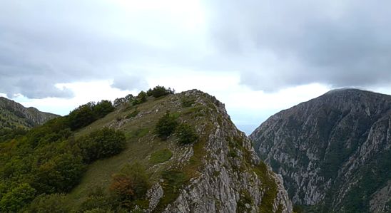Il mare e la montagna in Abruzzo: Monte Etra e monte Savina. Tra le bellezze naturali dell'Abruzzo, il Monte Etra e il Monte Savina emergono come mete affascinanti e poco conosciute, perfette per chi cerca un'escursione tranquilla ma ricca di panorami spettacolari. Situati tra le gole di Celano e il Monte Sirente, questi due monti offrono una vista incomparabile sulle vallate circostanti e sul vasto altopiano del Fucino. Il cammino che conduce a queste cime è di facile percorrenza, adatto anche a escursionisti meno esperti, ma capace di regalare emozioni a chiunque voglia immergersi nella natura incontaminata. L'itinerario inizia dalla strada asfaltata che da Ovindoli si inoltra nella suggestiva valle d'Arano. Questo tratto offre già panorami mozzafiato, con la valle che si apre tra le gole, rivelando la bellezza selvaggia e intatta del paesaggio montano. Man mano che si sale, la vista si fa sempre più ampia, rivelando le formazioni rocciose che abbelliscono la zona e le vette del Sirente che si stagliano imponenti all'orizzonte. Il cammino prosegue attraverso un paesaggio che invita alla riflessione, dove il verde dei boschi si alterna alla roccia nuda. Arrivati alla Bocchetta Prato del Popolo, un'area erbosa ideale per una sosta, si può godere di una vista panoramica sul versante meridionale del Sirente. Questo angolo tranquillo è perfetto per una pausa all'aperto, magari per un picnic immersi nella quiete montana, mentre si ammirano le vette circostanti che si stagliano contro il cielo azzurro. La Bocchetta è un ottimo punto di arrivo per chi non intende proseguire verso le cime più alte, ma che desidera comunque godere della bellezza e della serenità di questo angolo di Abruzzo. Se si decide di proseguire verso il Monte Etra e il Monte Savina, si aprono nuovi orizzonti che premiano la fatica con viste ancora più ampie. Queste cime regalano una prospettiva unica sulle valli e sulle montagne circostanti, con i loro contorni che cambiano a ogni angolo di vista. Il percorso, sebbene più impegnativo, è altamente gratificante per chi ama le sfide e cerca di esplorare luoghi più remoti e affascinanti, lontani dai sentieri più battuti. La combinazione di natura, silenzio e panorami mozzafiato rende questa escursione una delle esperienze più autentiche da vivere in Abruzzo.