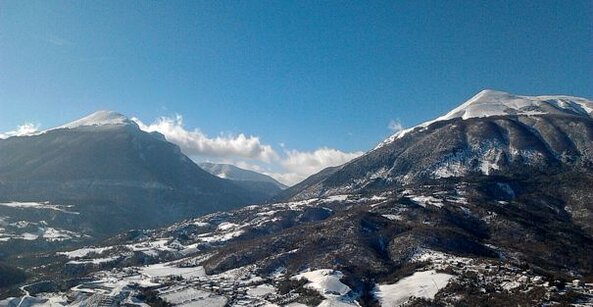 Il versante abruzzese dei Monti Gemelli, situato nella provincia di Teramo, offre un paesaggio unico dove la natura incontaminata si fonde con la storia e la cultura locali. La Montagna dei Fiori, con i suoi 1.814 metri, è caratterizzata da una varietà di ambienti che spaziano da boschi e praterie a grotte e gole, offrendo panorami mozzafiato che abbracciano il mare Adriatico e le catene montuose dell'entroterra . La presenza di eremi benedettini, come la Grotta di Sant'Angelo, testimonia la storica interazione tra l'uomo e la montagna. La Montagna di Campli, con i suoi 1.718 metri, presenta versanti boscosi, faggete misteriose e pareti rocciose ideali per l'arrampicata. La Valle degli Scoiattoli, con le sue imponenti pareti di roccia calcarea, offre un ambiente ideale per gli appassionati di arrampicata. Dalla vetta del Monte Foltrone si può godere di un ampio panorama che spazia dalla costa adriatica alle catene montuose dell'entroterra. Le Gole del Salinello, che separano le due montagne, rappresentano uno dei principali esempi di erosione dell'Appennino centrale. All'interno delle gole si trovano numerose grotte e formazioni carsiche, testimonianza della natura calcarea della zona. Questo ambiente offre opportunità per escursioni, arrampicate e l'esplorazione di siti di interesse storico e naturalistico.