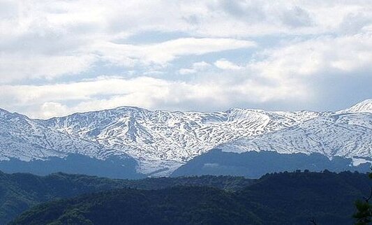 Il mare e la montagna in Abruzzo: Monti della Laga. I Monti della Laga, situati al confine tra l’Abruzzo, il Lazio e le Marche, rappresentano uno dei luoghi più suggestivi e incontaminati dell’Appennino centrale. Con i loro paesaggi selvaggi e le fitte foreste, i Monti della Laga offrono un rifugio perfetto per chi ama l’escursionismo, la natura e la tranquillità. Le valli che li solcano sono ricche di corsi d’acqua impetuosi e numerose cascate che, in primavera, raggiungono il loro massimo splendore, creando un gioco di luci e colori che incanta chiunque si trovi a percorrere i sentieri del massiccio. Nel cuore di questa montagna si trovano borghi pittoreschi e tradizionali come Valle Castellana, Crognaleto e Rocca Santa Maria, che conservano ancora il fascino delle antiche costruzioni in arenaria e l’atmosfera di un tempo. Percorrendo le strade che collegano questi paesi, si possono ammirare panorami straordinari che spaziano dalle vette innevate della Laga fino alla vastità della pianura sottostante. Questi borghi sono il punto di partenza ideale per esplorare la montagna e per immergersi nella natura selvaggia della zona. Un’area di particolare interesse è quella del lago di Campotosto, uno dei maggiori bacini artificiali d’Europa, che attrae ogni anno visitatori per il birdwatching, la pesca e le attività acquatiche. Ma la bellezza del territorio non si limita solo ai laghi e ai fiumi. I Monti della Laga offrono anche numerosi sentieri che conducono a luoghi spettacolari come la Valle delle Cento Cascate, un paradiso naturale che regala viste mozzafiato e una serenità unica. In inverno, le vette e i corsi d’acqua diventano un terreno ideale per gli amanti degli sport estremi, come l’arrampicata su ghiaccio e il torrentismo. I Monti della Laga sono anche un luogo di grande valore storico e culturale. I suoi borghi, alcuni dei quali ormai abbandonati, raccontano storie di vita rurale e di tradizioni antiche. Località come Tavolero e Valle Piola, raggiungibili solo a piedi, sono un’importante testimonianza del passato e regalano emozioni uniche a chi ha la fortuna di visitarle. Questo massiccio, con le sue bellezze naturali e la sua storia, è una destinazione che affascina ogni tipo di viaggiatore, dall’escursionista esperto al semplice amante della natura.