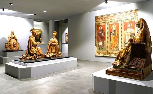 Il Museo Nazionale d'Abruzzo (MuNDA) dell'Aquila è un'importante istituzione culturale che custodisce e valorizza il patrimonio storico, archeologico e artistico della regione. Una delle sue collezioni più emblematiche è lo scheletro di Mammut, rinvenuto nel 1954 in una cava dell’Anonima Materiali Argillosi. Questo straordinario ritrovamento ha rappresentato un evento significativo per la paleontologia abruzzese, attirando l'attenzione di studiosi e appassionati. Il fossile fu scoperto durante i lavori di perforazione alla ricerca di acqua e, una volta estratto, venne esposto nel bastione est del Castello Cinquecentesco, sede storica del museo. Per celebrare i settant'anni dalla scoperta del Mammut, il MuNDA ha programmato una serie di iniziative che si estenderanno nel 2024, tra cui una mostra documentaria che racconta le fasi del ritrovamento, dal momento dello scavo alla sua esposizione. La mostra sarà un'opportunità unica per ripercorrere la storia del fossile attraverso documenti inediti e testimonianze di chi ha partecipato al recupero. La collezione del museo è costantemente arricchita da nuovi materiali e ricerche scientifiche, e recentemente ha ricevuto il riconoscimento della Società Paleontologica Italiana, che ha premiato il MuNDA con il titolo di "Fossili Regionali 2023", per l'impegno nella divulgazione delle ricchezze paleontologiche del territorio. Il museo non si limita a conservare il passato, ma lo rende vivo e dinamico attraverso l’uso di tecnologie moderne. Grazie alla realtà aumentata (AR core), i visitatori avranno la possibilità di vedere il Mammut ricostruito virtualmente, permettendo una visione immersiva dell'animale nel suo ambiente naturale. L’accessibilità del museo è un altro degli aspetti su cui il MuNDA ha investito, in particolare attraverso la collaborazione con l'Accademia di Belle Arti dell’Aquila per la realizzazione di prototipi 3D del Mammut e del suo cranio. Questi modelli, pensati per il pubblico non vedente, permetteranno di esplorare il fossile anche attraverso il tatto, rendendo l’esperienza museale più inclusiva. L’interazione tra innovazione tecnologica e patrimonio storico rende il MuNDA un esempio di come la cultura possa evolversi per essere più accessibile e coinvolgente per tutti. L'allestimento di spazi interattivi e di ambienti sensoriali arricchisce la visita e offre nuove modalità di fruizione, che attraggono sia gli appassionati di scienza che i visitatori generali. Per chi è interessato a approfondire le scoperte scientifiche legate al Mammut, il MuNDA ospiterà nel corso dell’anno un convegno di rilevanza nazionale dal titolo “Il Mammut del Castello – settant’anni dalla sua scoperta. Nuovi dati nel quadro dell’evoluzione ambientale del Pleistocene”. Questo evento scientifico sarà l'occasione per presentare i risultati delle più recenti ricerche sul fossile e sul contesto ambientale in cui viveva, grazie all’utilizzo di nuove tecnologie di indagine e alla scoperta di nuovi dati emersi durante il restauro del reperto. Inoltre, il museo avrà l’onore di celebrare l’anniversario con un annullo filatelico dedicato, un gesto simbolico per ricordare questa importante ricorrenza e diffondere la conoscenza del patrimonio paleontologico abruzzese. Il MuNDA, quindi, non solo conserva il passato, ma lo proietta nel futuro, grazie a una continua ricerca e a iniziative di grande valore culturale e scientifico.