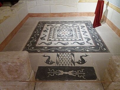 Museo Civico della Santissima Annunziata: Una perla di storia e arte a Sulmona. Il Museo Civico della Santissima Annunziata si trova nel cuore di Sulmona, uno dei borghi più affascinanti dell’Abruzzo, noto per il suo legame con Ovidio e per la produzione tradizionale di confetti. Il museo è ospitato nell'imponente complesso della Santissima Annunziata, una straordinaria testimonianza di architettura gotico-rinascimentale che si erge nel centro storico della città. Questo luogo non è solo uno scrigno di arte, ma rappresenta anche la storia e l'identità culturale di Sulmona e della regione. La collezione del museo si compone di una vasta gamma di opere che spaziano dall'antichità fino all'età moderna. Tra i pezzi più significativi vi sono reperti archeologici che testimoniano la lunga storia di Sulmona, dipinti di artisti locali e italiani del periodo rinascimentale e barocco, nonché una pregevole raccolta di sculture lignee e manufatti sacri. Ogni pezzo racconta un frammento della ricca storia della città e offre al visitatore un viaggio unico attraverso i secoli. Particolarmente degni di nota sono gli affreschi e le opere d'arte religiosa che adornano gli spazi del museo, molti dei quali provengono dalla stessa Santissima Annunziata o da altre chiese e monasteri della zona. Questi capolavori riflettono l'importanza della fede e dell'arte sacra nella cultura abruzzese e permettono di comprendere il profondo legame tra arte e spiritualità. Tra le opere spicca una Madonna con Bambino di scuola fiorentina, esempio di raffinatezza artistica. Il Museo Civico della Santissima Annunziata non è solo un luogo di conservazione, ma anche uno spazio vivo dedicato alla promozione culturale. Mostre temporanee, eventi e attività educative arricchiscono l’offerta per i visitatori, rendendolo una tappa imprescindibile per chi vuole scoprire il patrimonio storico e artistico di Sulmona. Il museo è un simbolo dell'eredità culturale della città, un luogo dove passato e presente si incontrano armoniosamente per raccontare storie di bellezza e tradizione.