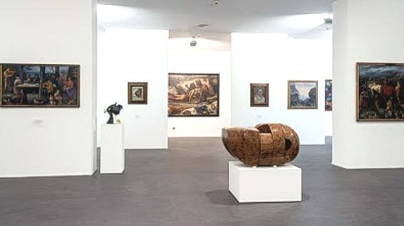 Il Museo Civico Basilio Cascella di Pescara è un importante centro culturale che conserva la memoria artistica della famiglia Cascella, una delle dinastie artistiche più rilevanti della regione. Situato in un edificio che per decenni è stato un centro di produzione grafica e artistica, il museo è stato inaugurato nel 1975 grazie alla donazione dell'artista Basilio Cascella al comune di Pescara. Il museo raccoglie opere pittoriche, scultoree, grafiche e plastiche non solo di Basilio, ma anche dei suoi figli Tommaso, Michele e Gioacchino, che hanno proseguito l’opera del padre, creando una tradizione familiare di grande prestigio. L’edificio che ospita il museo è un ex stabilimento cromo-litografico, costruito nel 1895, che è stato anche la residenza della famiglia Cascella. In questo spazio, Basilio ha dato vita a una produzione artistica variegata, spaziando dalla pittura alla ceramica, dalla fotografia alla litografia, e sviluppando un particolare interesse per la creazione di materiale pubblicitario innovativo per l’epoca. La sua arte si distingue per la continua ricerca di nuove forme espressive e per l’evoluzione dal verismo ottocentesco a un linguaggio più simbolista, come nel caso del famoso dipinto “Il bagno della pastora.” Il museo ospita una vasta collezione di opere che testimoniano il percorso artistico di Basilio e dei suoi figli, che hanno saputo interpretare e innovare secondo le loro personali visioni. Le opere di Tommaso, saldamente legate alla realtà abruzzese, sono caratterizzate da un forte legame con la terra, mentre Michele ha realizzato opere dai colori vivaci, espressione della sua passione per la vita. Gioacchino, invece, ha privilegiato la dimensione intima e contemplativa, creando paesaggi delicati, soprattutto nelle sue ceramiche. Le diverse correnti stilistiche che attraversano la famiglia Cascella offrono una visione ricca e variegata della storia artistica del Novecento. Il museo non solo celebra la figura di Basilio e dei suoi figli, ma è anche un tributo alle nuove generazioni di artisti. I nipoti Andrea e Pietro, figli di Tommaso, sono oggi considerati tra i maggiori scultori italiani del XX secolo, mentre i discendenti più giovani come Tommaso jr, Jacopo, Marco, Matteo Basilè e Davide Sebastian continuano a portare avanti l'eredità artistica della famiglia. Pur utilizzando tecniche contemporanee e linguaggi figurativi innovativi, questi nuovi artisti mantengono vivo l'amore per la ricerca e la sperimentazione che ha sempre contraddistinto la produzione della famiglia Cascella.