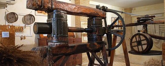 Il Museo della Civiltà Contadina di Picciano è il risultato di un'iniziativa privata che ha come obiettivo la conservazione e la valorizzazione delle tradizioni rurali abruzzesi. Il museo raccoglie una vasta gamma di oggetti che erano utilizzati quotidianamente nella vita di campagna, offrendo così una testimonianza diretta delle abitudini e dei mestieri che hanno caratterizzato le generazioni passate. Gli oggetti esposti raccontano la storia di un mondo agricolo che ha segnato la cultura e l'identità della regione, dalla lavorazione della terra alla gestione delle risorse naturali. Un pezzo particolarmente significativo della collezione è il frantoio tardomedievale, recuperato grazie a un fortunato ritrovamento a Pacentro. Questo antico strumento di lavoro, che veniva utilizzato per la produzione dell'olio, rappresenta una testimonianza di grande valore storico e tecnologico. La presenza di questo frantoio all'interno del museo permette ai visitatori di comprendere come veniva svolta una delle attività agricole più importanti nell'Abruzzo medievale, rendendo il passato tangibile e facilmente fruibile. Oltre alla collezione permanente, il museo organizza anche mostre temporanee che trattano vari aspetti delle tradizioni abruzzesi, dalle usanze quotidiane alla gastronomia, dalle pratiche agricole alle tradizioni artigianali. Queste mostre arricchiscono l'offerta culturale del museo, dando ai visitatori l'opportunità di approfondire la conoscenza della cultura locale attraverso percorsi espositivi tematici. Tali iniziative rendono il museo un luogo dinamico e un punto di riferimento per la comunità e per gli appassionati di storia e cultura. Il Museo della Civiltà Contadina di Picciano si distingue per il suo ruolo di custode della memoria storica, ma anche per il suo impegno a rendere vive le tradizioni locali. Con il suo allestimento accurato e l'organizzazione di eventi culturali, il museo non solo conserva il passato, ma lo rende anche un'esperienza vivente, accessibile a tutti, e particolarmente alle giovani generazioni che possono così conoscere e apprezzare le radici agricole della loro terra.