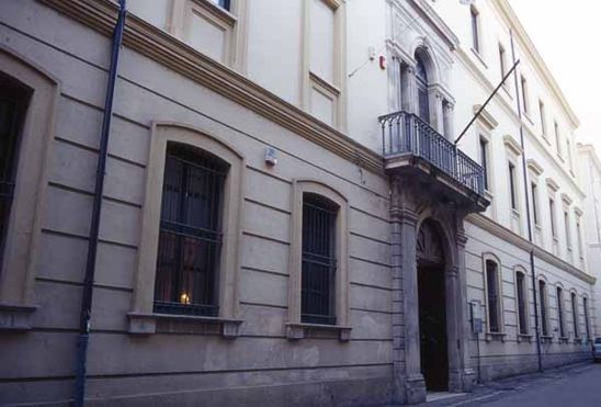 Il Museo Archeologico “Francesco Savini” si trova nel centro storico di Teramo, all’interno di un elegante palazzo d’epoca situato a pochi passi dalla Cattedrale e dalla Biblioteca Provinciale “Melchiorre Dèlfico”. Intitolato a uno dei maggiori studiosi della storia locale, il museo rappresenta un punto di riferimento per la valorizzazione del patrimonio archeologico della città e del suo territorio, offrendo al visitatore un percorso immersivo nella storia millenaria della zona. Al piano terra, l’allestimento conduceva il visitatore attraverso le tappe principali della storia antica di Teramo, partendo dal XII secolo a.C. fino al VII secolo d.C. L’antica Interamnia Praetut(t)iorum, città romana che sorgeva nel cuore dell’attuale centro urbano, veniva raccontata attraverso resti di edifici pubblici e privati, necropoli, frammenti di vita quotidiana e testimonianze materiali che contribuivano a restituire un’immagine viva e stratificata della città nel tempo. Il primo piano era invece dedicato alla storia più ampia del territorio teramano, narrata attraverso un criterio tematico che abbracciava la Preistoria, l’età protostorica e il lungo processo di romanizzazione fino all’epoca medievale. Particolare attenzione era riservata alla cosiddetta “Cultura di Ripoli”, che documenta le prime forme di insediamento umano organizzato nella zona, e al modo in cui il territorio si trasformò sotto l’influenza romana, tra strutture produttive, religiose e amministrative, fino a giungere alle dinamiche sociali ed economiche dell’Alto Medioevo. A conclusione del percorso espositivo, un suggestivo album fotografico presentava le chiese del teramano, accompagnando idealmente il visitatore alla scoperta dell’architettura romanica diffusa nella provincia. Purtroppo, a causa degli eventi sismici del 2016, l’edificio che ospita il museo è attualmente inagibile e la mostra permanente non è visitabile, in attesa di interventi di recupero e riapertura al pubblico.