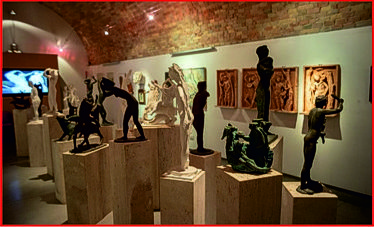 Il Museo delle Genti d’Abruzzo di Pescara rappresenta uno dei più importanti luoghi di interpretazione della storia e dell’identità culturale abruzzese, offrendo un percorso coinvolgente attraverso le tradizioni, i costumi e la vita quotidiana delle popolazioni della regione. Ospitato in un suggestivo complesso di edifici storici lungo il fiume Aterno-Pescara, il museo accompagna il visitatore in un viaggio che parte dalla preistoria e arriva fino all’età contemporanea, raccontando l’evoluzione delle comunità locali attraverso reperti archeologici, oggetti d’uso quotidiano, testimonianze artistiche e documenti storici. Le sale espositive restituiscono un’immagine autentica della civiltà contadina e pastorale, mettendo in luce il profondo rapporto tra l’uomo, il territorio e le risorse naturali dell’Abruzzo. Il percorso museale si distingue per la ricchezza delle collezioni etnografiche, che includono abiti tradizionali, strumenti di lavoro, manufatti artigianali e ricostruzioni di ambienti domestici e rurali, capaci di evocare scene di vita del passato. Accanto agli aspetti materiali, il Museo delle Genti d’Abruzzo valorizza anche la dimensione immateriale della cultura regionale, raccontando riti, feste, credenze popolari e tradizioni che ancora oggi caratterizzano l’identità abruzzese. Grazie a un allestimento chiaro e narrativo, il museo si propone come un punto di riferimento culturale per la città di Pescara e per l’intera regione, offrendo a visitatori e studiosi uno sguardo profondo e consapevole sulla memoria collettiva dell’Abruzzo.