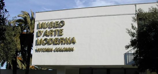 Il Museo d'Arte Moderna "Vittoria Colonna", inaugurato nel 2002, è ospitato in un edificio progettato nel 1953 dall'architetto razionalista Eugenio Montuori. La struttura, dall'impronta moderna, è divenuta un importante polo culturale della città di Pescara, ospitando una vasta collezione di opere provenienti da donazioni private, come quella Gangai-Stoppato. Questa collezione include lavori di artisti di fama internazionale come Brindisi, Bueno, Calabria, Carrà, Guttuso, Picasso e molti altri, che arricchiscono il museo di significativi capolavori del XX secolo. Oltre alla collezione permanente, il museo è anche un centro dinamico per mostre temporanee di arte moderna e contemporanea. Queste esposizioni sono curate con l’intento di offrire uno spaccato delle tendenze artistiche più recenti, permettendo ai visitatori di esplorare nuove forme di espressione e di confrontarsi con il panorama artistico contemporaneo. Il museo si impegna così a mantenere una programmazione sempre aggiornata e stimolante per il pubblico. Una delle caratteristiche distintive del Museo "Vittoria Colonna" è la sua sala convegni, un luogo che ospita eventi culturali di vario genere. Conferenze, dibattiti, presentazioni di libri e concerti vengono regolarmente organizzati, creando occasioni di approfondimento e scambio di idee. Questa attività contribuisce a fare del museo non solo uno spazio espositivo, ma anche un centro vitale di discussione e crescita culturale per la città di Pescara. Infine, il museo offre uno "Scaffale del libero scambio", uno spazio dedicato alla consultazione e al libero scambio di libri. Questa iniziativa promuove l’interazione tra i visitatori attraverso la condivisione di letture e la creazione di una comunità di appassionati di cultura. Con questa offerta, il Museo d'Arte Moderna "Vittoria Colonna" si conferma un luogo di riferimento per l'arte, la cultura e il pensiero nella città di Pescara.