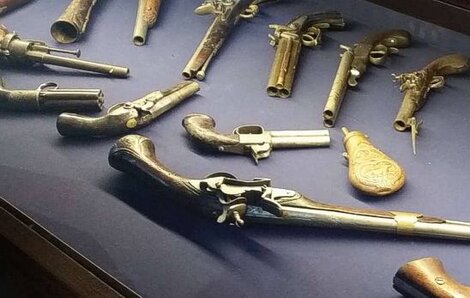 Il Museo delle Armi Antiche di Martinsicuro, situato in provincia di Teramo, è ospitato in una dimora aristocratica che sorge su una preesistente costruzione di epoca romanica. La sua posizione, ricca di fascino e storia, rende il museo un luogo particolarmente suggestivo dove il passato prende vita. L'esposizione si articola in due sale interne e un cortile esterno, che insieme raccontano una storia di armi, cimeli e oggetti storici legati alla tradizione militare e alla cultura del territorio. Nel cortile della villa, i visitatori possono ammirare una selezione di carrozze e automezzi d'epoca, tra cui una carrozza che Giuseppe Garibaldi utilizzò per il suo trasferimento da Pianella a Castelfidardo, un pezzo significativo della storia risorgimentale italiana. Accanto ad essa si trova un piccolo camion modello Balilla, utilizzato durante la Seconda Guerra Mondiale per il trasporto dei feriti verso l'ospedale di Nereto, un altro pezzo importante che racconta le vicende di quel periodo. La prima sala del museo è dedicata alla collezione di armi da caccia e pistole, risalenti al XVII secolo, che include esemplari di vario tipo, tra cui pistole a pietra focaia, a tamburo, ad aria compressa e pistole da borsetta per signore. Una sezione della sala è riservata alle sciabole, databili dal XIII al XIX secolo, e ad armi segrete, accessori con meccanismi nascosti usati per scopi offensivi. Tra le rarità esposte spicca una "colubrina" del Quattrocento, completa di mascoli e con il bollo pontificio, un pezzo di grande valore storico. La seconda sala ospita una varietà di cimeli e oggetti legati alla tradizione militare, tra cui medaglie, decorazioni, divise, testi di criminologia militare e un casco di volo appartenuto a Gabriele D'Annunzio. Quest'ultimo aggiunge un tocco personale e storico alla raccolta, connettendo il museo alle figure storiche che hanno segnato la storia d'Italia. Il museo di Martinsicuro, così, non solo conserva armi antiche ma anche storie di uomini e donne che hanno contribuito a costruire il nostro passato.