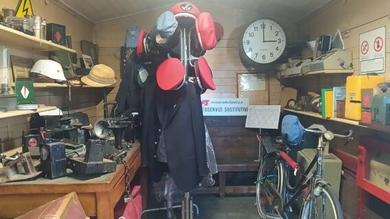 Il Museo del Treno di Montesilvano, inaugurato nel 2009, è un affascinante viaggio nella storia ferroviaria italiana, ospitato in un’area dismessa dell’ex scalo merci ferroviario. Il museo, che nel 2013 è stato classificato di interesse regionale e locale, è gestito dall’ACAF (Associazione Culturale Amatori Ferrovie di Montesilvano). Al suo interno, i visitatori possono ammirare una vasta collezione di materiale rotabile del XX secolo, che comprende tre locomotive storiche, tra cui una a vapore, una diesel e una elettrica, nonché diverse carrozze e carri merci delle Ferrovie dello Stato, alcuni dei quali sono tristemente legati alla memoria dei deportati nei campi di concentramento nazisti. Il museo non si limita a esporre i veicoli, ma arricchisce l’esperienza con ambienti espositivi che documentano l’evoluzione delle ferrovie italiane. Cinque dei sei vagoni e carrozze sono allestiti come spazi dedicati all’esposizione, al ferromodellismo e all’insegnamento, offrendo così un’opportunità di apprendimento visivo e interattivo. Al piano terra della stazione ferroviaria di Montesilvano, che adiacente al museo, è esposta una selezione di attrezzature storiche, segnali ferroviari, vestiario d’epoca e una varietà di diorami di modellismo che raccontano i cambiamenti nell’infrastruttura ferroviaria e nel materiale rotabile nel corso dei decenni. Una delle attrazioni principali del museo è la ricostruzione in stile architettonico delle Ferrovie dello Stato di una tettoia merci, situata tra due convogli storico-statici. Questa struttura, che ricorda quella distrutta durante le incursioni aeree dell’ottobre 1943, è un simbolo della storia ferroviaria del paese. La tettoia ospita anche eventi culturali, come mostre, spettacoli teatrali, concerti, proiezioni cinematografiche all’aperto e presentazioni di libri, diventando un vivace centro di incontro per la comunità locale e per i visitatori. In aggiunta alla collezione di veicoli ferroviari e all’allestimento di diorami, il museo presenta due plastici ferroviari che riproducono dettagliate tratte storiche. Uno di questi è dedicato alla storica linea F.E.A. Penne-Pescara e l'altro riproduce la ferrovia della Costa dei Trabocchi, con particolare attenzione alla vecchia stazione di Fossacesia. Esposizioni che, attraverso la riproduzione minuziosa di paesaggi e infrastrutture, permettono ai visitatori di comprendere l’importanza delle ferrovie nella crescita e nello sviluppo del territorio abruzzese.