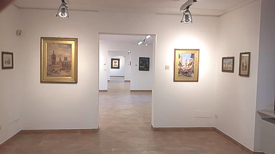 Il Museo d’Arte dello Splendore di Giulianova, inaugurato nel 1997, si trova in una delle posizioni più panoramiche della città e si estende su tre piani per una superficie di circa 1200 mq. Questo museo rappresenta un importante centro culturale per la regione, gestito da una fondazione che include la Piccola Opera Charitas e il Comune di Giulianova. La struttura è un punto di riferimento per l'arte, con una collezione che spazia da opere storiche e religiose a pezzi di arte moderna e contemporanea. La varietà e la qualità delle opere esposte testimoniano l'importanza del museo nel panorama artistico abruzzese e italiano. Al piano terra sono esposte opere provenienti dalla Collezione dei Frati Cappuccini d’Abruzzo, raccolte che sono arrivate al museo dopo il terremoto dell'Aquila del 2009. Tra i pezzi più significativi, si trova una Madonna del Latte lignea risalente al XIII secolo, che rappresenta una delle testimonianze più antiche della collezione e riflette la tradizione religiosa e culturale che ha segnato il territorio abruzzese nel Medioevo. Le opere ospitate al piano terra, quindi, non solo raccontano la storia dell'arte sacra, ma anche il legame profondo tra spiritualità e territorio. Il secondo piano ospita una collezione di paesaggi napoletani dell'Ottocento, donata nel 1928 da Vincenzo Bindi, un lascito testamentario che ha arricchito notevolmente il patrimonio del museo. Queste opere offrono uno spunto per esplorare la bellezza del paesaggio partenopeo, rappresentando uno degli aspetti più significativi della pittura dell’Ottocento in Italia. Le tele riflettono una visione romantica e realistica della natura, tipica della scuola napoletana dell'epoca, e contribuiscono a creare un legame tra la città di Giulianova e le tradizioni artistiche più ampie del panorama italiano. Al terzo piano, il museo ospita una serie di otto grandi carte realizzate dall'artista contemporaneo Mimmo Paladino, in un’interpretazione moderna della famosa enciclopedia medievale De Universo del monaco Rabano Mauro. Le opere, che uniscono tecniche come serigrafia, acquaforte, acquatinta, collage, oro e polveri di quarzo, sono un esempio delle capacità innovative dell'artista nel fondere storia, filosofia e arte visiva. Il Museo d’Arte dello Splendore ha anche ospitato mostre di grande valore, con esposizioni di artisti come Aligi Sassu, Giorgio Morandi, Marc Chagall e Carlo Levi, consolidando la sua reputazione come luogo di alta cultura e arte di qualità.