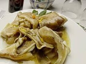 La ´Ndocca, ´ndocca è uno dei piatti più caratteristici e rappresentativi della cucina tradizionale teramana, un vero emblema della semplicità e del recupero, nato dalla cultura contadina che nulla sprecava. Il suo nome curioso richiama il dialetto locale, indicando l’idea di raccogliere e utilizzare ogni parte commestibile del maiale. È un piatto che celebra il legame profondo con la terra e la tradizione, raccontando la storia di una cucina povera ma ingegnosa, capace di trasformare ciò che era considerato meno nobile in una pietanza ricca di sapore e significato. I sapori della ´Ndocca, ´ndocca si caratterizzano per la loro rusticità e profondità. Il segreto del piatto risiede nella scelta delle parti del maiale utilizzate: cotiche, orecchie, muso e piedini, arricchite con ortaggi e aromi tipici della cucina locale, come sedano, cipolla e peperoncino. Durante la lunga cottura, i sapori si amalgamano in un brodo ricco e intenso, che racchiude in sé tutta l’essenza della cucina teramana. Ogni boccone è un’esplosione di gusto, dove la consistenza gelatinosa delle carni e il calore delle spezie si fondono armoniosamente. Questa pietanza, un tempo simbolo delle giornate fredde trascorse in famiglia, evoca l’immagine delle case contadine abruzzesi, dove il focolare era il centro della vita domestica. La ´Ndocca, ´ndocca veniva preparata in grandi pentole, con pazienza e cura, e condivisa tra tutti, rappresentando non solo un pasto nutriente ma anche un’occasione di unione e convivialità. Ancora oggi, questa ricetta conserva il suo valore affettivo e culturale, ricordando alle nuove generazioni l’importanza di preservare le radici e di rispettare gli insegnamenti del passato. Servita calda e accompagnata spesso da pane casereccio, la ´Ndocca, ´ndocca è una celebrazione autentica dei sapori teramani. La sua semplicità non è sinonimo di banalità, ma di autenticità: ogni elemento, dal brodo agli ingredienti principali, racconta una storia di rispetto per la terra e di ingegno culinario. Gustare questa pietanza significa immergersi nella tradizione abruzzese, rivivendo attraverso i sapori la ricchezza culturale e gastronomica di una terra che ha saputo fare della semplicità il suo tratto distintivo.