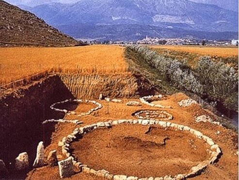 Borghi Medievali e Archeologia in Abruzzo: Alba Fucens - Avezzano (Aq). La necropoli di Campovalano a Campli (Te). L'archeologia in Abruzzo rappresenta una chiave fondamentale per comprendere le radici storiche e culturali della regione. Tra i siti più significativi di questa tradizione archeologica spicca la necropoli di Campovalano, situata nei pressi di Campli, in provincia di Teramo. Questo sito risale al periodo tra l'VIII e il VII secolo a.C., e offre una visione unica della civiltà picena, una delle culture più importanti dell'Italia pre-romana. Le scoperte effettuate nel corso degli scavi hanno rivelato un vasto numero di tombe, che testimoniano la complessità e la ricchezza delle credenze e delle pratiche funerarie di questa antica civiltà. La necropoli di Campovalano è un luogo di straordinario valore per l'archeologia, poiché conserva intatte diverse tombe scavate nella roccia, alcune delle quali sono particolarmente elaborate. Queste sepolture, spesso accompagnate da ricchi corredi funerari, come ceramiche, armi e gioielli, offrono indizi sulla struttura sociale, sulle credenze religiose e sulle pratiche quotidiane del popolo piceno. La presenza di oggetti di importazione, come ceramiche etrusche e greche, dimostra anche i forti legami commerciali e culturali che la civiltà picena intratteneva con le altre popolazioni del Mediterraneo. Questo sito archeologico è particolarmente significativo per il modo in cui ci permette di tracciare l'evoluzione dei popoli che hanno abitato l'area prima della nascita dell'Impero Romano. Attraverso gli oggetti e le strutture sepolcrali ritrovate a Campovalano, gli studiosi sono riusciti a ricostruire parte della vita quotidiana, delle gerarchie sociali e delle interazioni tra i diversi gruppi etnici della regione. In particolare, la necropoli evidenzia come i Piceni fossero in grado di gestire complesse strutture sociali e avessero una cultura raffinata, influenzata da contatti con altre civiltà mediterranee. Visitare la necropoli di Campovalano non è solo un'esperienza archeologica, ma anche un'opportunità per immergersi nel paesaggio che ha testimoniato il passaggio di secoli di storia. Il sito si trova in una posizione panoramica, che offre un affaccio suggestivo sulla valle circostante e sulle montagne abruzzesi. In questo contesto naturale, la necropoli non è solo un luogo di memoria storica, ma anche un punto di incontro tra il passato e il presente, dove la cultura picena prende vita attraverso le scoperte e il racconto che la ricerca archeologica ci offre ogni giorno.