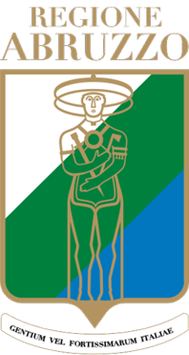 Il nuovo stemma della Regione Abruzzo Il Guerriero di Capestrano è una delle testimonianze archeologiche più significative dell’Italia antica. Si tratta di una statua funeraria risalente al VI secolo a.C., scoperta nel 1934 nei pressi del paese di Capestrano, in Abruzzo. Realizzata in pietra calcarea, rappresenta un guerriero italico in posizione eretta, con un aspetto imponente e maestoso. La figura indossa un copricapo elaborato, simile a un largo disco, che accentua la sua imponenza, e una corazza decorata che evidenzia la maestria artigianale dell’epoca. È armata di una spada e una lancia, simboli della sua funzione militare e del suo status sociale. Il guerriero porta anche un’ampia cintura che sembra contenere un pugnale, sottolineando ulteriormente il suo ruolo di difensore. Questa statua, di dimensioni notevoli, rappresenta non solo un guerriero ma anche un leader o una figura di prestigio all'interno della comunità. Il Guerriero di Capestrano è oggi custodito nel Museo Archeologico Nazionale d'Abruzzo, a Chieti, e continua a essere un simbolo di identità culturale e storica per la regione.