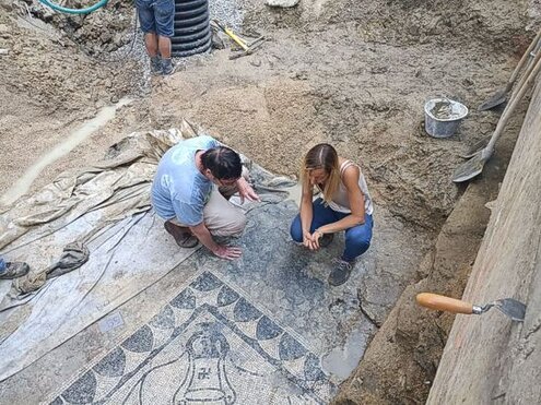 Il Sito Archeologico di Ostia Aterni, situato nella provincia di Pescara, è una delle testimonianze più affascinanti dell'antica storia della regione. Questo insediamento risale all'epoca romana ed era un'importante città portuale che si trovava lungo il fiume Aterno. Ostia Aterni, che un tempo era un punto strategico di commercio e scambi, oggi offre una vista unica sul passato, con resti archeologici che raccontano la vita quotidiana dei romani in questa parte d'Italia. La città, fondata probabilmente intorno al I secolo a.C., si sviluppò fino a diventare un centro vitale per la regione, fino alla sua progressiva decadenza durante il Medioevo. Il sito archeologico, che si estende in una vasta area, è ricco di reperti, strutture e monumenti che testimoniano la sua importanza storica. Tra i resti più significativi si trovano le antiche mura della città, alcune domus ben conservate, e le tracce di edifici pubblici come templi e basiliche. Le strutture, spesso circondate dalla vegetazione, offrono ai visitatori uno spunto per riflettere sulla grandezza della città e sulle tecniche edilizie dell'epoca romana. Il sito è anche un esempio interessante di urbanistica romana, con strade pavimentate e quartieri ben definiti. Nel corso degli scavi sono emersi numerosi oggetti di uso quotidiano, tra cui anfore, monete e utensili, che permettono di comprendere meglio le abitudini e la vita degli abitanti di Ostia Aterni. Il sito è anche noto per le sue necropoli, che si trovano nei pressi delle mura cittadine e che offrono una visione dettagliata delle pratiche funerarie romane. I visitatori possono così immergersi non solo nelle rovine della città, ma anche nella storia più profonda di come la società romana si rapportava con la morte e l'aldilà. Oggi, il Sito Archeologico di Ostia Aterni rappresenta un'importante attrazione turistica e culturale per chi visita la provincia di Pescara. Gli scavi, seppur non ancora completi, continuano a svelare nuovi dettagli sulla vita e sulla storia di questa antica città romana. La visita al sito offre un'esperienza unica, permettendo di esplorare la storia di una civiltà che ha profondamente influenzato la cultura europea e mondiale. L'importanza di Ostia Aterni come centro di commercio e cultura nell'antichità è ancora visibile nelle sue rovine, che raccontano storie di grandezze e sfide superate nel corso dei secoli.
