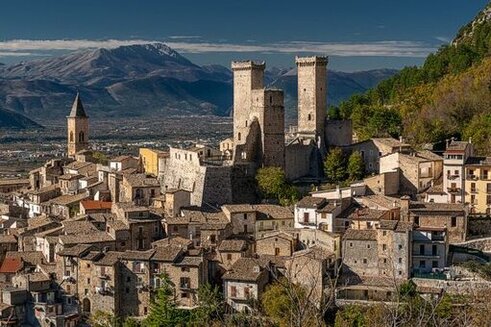 I mille borghi d’Abruzzo: piccoli paesi fatti di case in pietra e mattoni addossate le une alle altre, con le minuscole viuzze a saliscendi, le porte in solido legno dalle architravi istoriate con stemmi e date spesso assai lontane nel tempo, con i gradini consunti da secoli di ritorni a casa, con le arcate e i passaggi a volta, i soffitti anneriti dal fumo. Borghi come piccole famiglie di case, abitate per secoli da parenti, e amici che restano amici di generazione in generazione; dove ogni famiglia ha un soprannome ironico e spesso mordace, che passa in eredità ai discendenti fino a dimenticare perché il nonno del nonno lo ricevette. Quasi tutti i centri interni abruzzesi, chiusi ed arroccati sulle cime, sono sorti quanto meno nel Medioevo, ma molti di essi sono assai più antichi, e risalgono al periodo italico-romano. Molti prefissi toponomastici abruzzesi tradiscono queste origini più antiche, come Pesco (altura fortificata), Castro (abitato fortificato), Villa (borgo agricolo), Civita (città), o ne svelano l’ascendenza longobarda, come Fara (feudo) o Scerne (risaia, marcita); in moltissimi casi, poi, il toponimo evidenzia la natura difensiva degli abitati e la loro posizione arroccata, sommitale: Rocca, Castel, Penna, Pizzo, Colle.