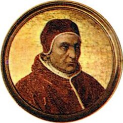 Papa Innocenzo VII, figura centrale nella Chiesa cattolica durante lo Scisma d'Occidente. Papa Innocenzo VII, nato Cosimo de' Migliorati a Sulmona nel 1336, è stato una figura chiave della Chiesa cattolica durante lo Scisma d'Occidente. La sua preparazione accademica e la sua carriera ecclesiastica lo portarono rapidamente a ricoprire ruoli importanti. Dopo aver insegnato nelle università di Perugia e Padova, Cosimo de' Migliorati divenne arcivescovo di Ravenna e vescovo di Bologna. La sua solida preparazione in diritto civile e canonico lo fece notare dalla Curia romana, che lo nominò cardinale. Nel 1404, dopo la morte di Bonifacio IX, Innocenzo VII venne eletto papa, segnando l'inizio di un pontificato che avrebbe dovuto affrontare le enormi difficoltà derivanti dallo scisma e dalle lotte interne. Una delle sue prime preoccupazioni fu quella di affrontare la divisione che lacerava la Chiesa. Da una parte, Innocenzo VII si trovava a dover rivendicare l'autorità papale su Roma e gli Stati Pontifici, dall'altra, era costretto a fare i conti con il Papa rivale Benedetto XIII, che risiedeva ad Avignone. Innocenzo VII, sebbene impegnato a risolvere la questione dello scisma, dovette affrontare fin dall'inizio il caos politico interno a Roma, dove le tensioni tra le varie fazioni nobiliari minacciavano la stabilità del papato. La sua nomina a papa suscitò una rivolta popolare a Roma, che richiese l'intervento delle truppe di Ladislao di Napoli per ristabilire l'ordine. Un altro aspetto controverso del suo pontificato fu la nomina di suo nipote, Ludovico Migliorati, al cardinalato. Ludovico si distinse per il suo comportamento violento, che portò a un assassinio di massa di membri della fazione avversaria al Papa, innescando una sollevazione che costrinse Innocenzo VII a fuggire da Roma. La rivolta, che fu a sua volta sedata grazie all'intervento di Ladislao, non fece altro che aumentare le difficoltà del pontificato e oscurare i tentativi del Papa di riportare la pace e l'ordine in città. Nonostante le difficoltà politiche interne, Innocenzo VII continuò a lavorare per porre fine allo scisma, proclamando l'intenzione di convocare un concilio che potesse risolvere la situazione. Tuttavia, le turbolenze interne alla città e la costante pressione politica impedirono di realizzare questo obiettivo. Le relazioni con Benedetto XIII rimasero tese, e il tentativo di raggiungere una soluzione diplomatica che sancisse la fine dello scisma si rivelò infruttuoso. Le difficoltà di Innocenzo VII furono, in parte, anche legate alla sua necessità di navigare tra le potenti fazioni romane e le influenze straniere, come quelle di Ladislao, che non esitava a intervenire per difendere i suoi interessi. Papa Innocenzo VII morì improvvisamente a Roma il 6 novembre 1406, ponendo fine a un pontificato breve e travagliato. La sua morte, rapida e inattesa, suscitò voci di complotti e tradimenti, sebbene non vi siano prove concrete a supporto di queste teorie. Nonostante le difficoltà che segnarono il suo papato, Innocenzo VII rimane una figura importante nella storia della Chiesa, simbolo delle sfide politiche e religiose che la Chiesa cattolica dovette affrontare durante lo Scisma d'Occidente. Il suo successore, Gregorio XII, ereditò una situazione ancora critica, ma il pontificato di Innocenzo VII, pur segnato da conflitti e difficoltà, è stato un tentativo sincero di riportare l'unità alla Chiesa.