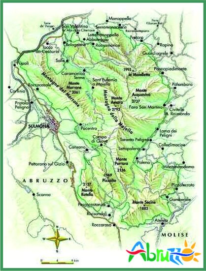 I confini del Parco Nazionale della Majella. In Abruzzo, il Parco Nazionale della Majella rappresenta uno dei cuori più autentici dell’Appennino centrale, un territorio dove la natura selvaggia e la storia millenaria convivono in perfetto equilibrio. La Majella, con le sue cime tondeggianti e i profondi valloni incisi nella roccia calcarea, si erge come una montagna sacra fin dall’antichità, custode di miti, leggende e spiritualità. La presenza umana è documentata sin dal Paleolitico, con grotte preistoriche, villaggi neolitici e insediamenti italici e romani che testimoniano un legame antico e profondo tra l’uomo e questo ambiente severo ma generoso. Il paesaggio, modellato dall’orogenesi e dal clima aspro, ospita una straordinaria biodiversità: faggete, praterie d’alta quota, pino mugo e oltre 2000 specie floristiche, molte delle quali rare o endemiche, convivono con specie faunistiche come il lupo, l’orso marsicano, il camoscio e il gufo reale. Oltre alla sua ricchezza naturale, il Parco è anche un luogo di memoria, spiritualità e tradizioni vive. Tra le montagne e le vallate sorgono borghi antichi e suggestivi, eremi rupestri scavati nella roccia, abbazie medievali e santuari immersi nel verde, testimoni di una religiosità profonda e radicata. La Majella non è solo un ambiente da esplorare, ma un’esperienza culturale e spirituale da vivere con rispetto e stupore, dove ogni sentiero racconta una storia e ogni panorama invita alla contemplazione. Immerso tra le province di L’Aquila, Chieti e Pescara, il Parco si conferma un luogo simbolico dell’Abruzzo, dove la montagna diventa madre, rifugio e custode della vita.