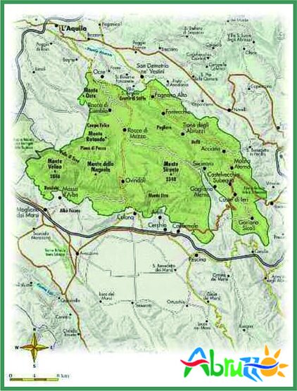 Nel cuore dell’Abruzzo, il Parco Naturale Regionale del Sirente Velino si distingue per un’eccezionale varietà di ambienti che favoriscono una ricchissima biodiversità. I vasti altipiani, le gole profonde, le vette rocciose e le faggete secolari costituiscono un mosaico ecologico di rara bellezza. Le differenti altitudini e la presenza di ambienti carsici, come le grotte di Stiffe e le gole di Celano, offrono condizioni ideali per la coesistenza di specie vegetali e animali adattate a climi e habitat molto diversi. Tra le peculiarità botaniche spiccano numerose specie endemiche e rare, soprattutto nelle zone dei ghiaioni e dei pascoli d’alta quota. La fauna del Parco riflette questa ricchezza ambientale: accanto a specie comuni dell’Appennino, come la volpe e il cinghiale, vivono animali rari e protetti come il lupo appenninico e l’orso bruno marsicano. Cervi, caprioli e gatti selvatici popolano le foreste, mentre nei cieli si possono osservare maestosi rapaci tra cui l’aquila reale, il grifone e il falco pellegrino. La presenza di numerosi anfibi e rettili, come la salamandra pezzata, il tritone e il ramarro, testimonia l’equilibrio ecologico delle zone umide e dei microhabitat presenti nel Parco, spesso nascosti tra boschi e corsi d’acqua. Questa biodiversità, oggi protetta e valorizzata, è frutto di una storia naturale lunga millenni e di un rapporto profondo tra uomo e ambiente. Le attività tradizionali, come la pastorizia e l’agricoltura di montagna, hanno modellato il paesaggio senza comprometterne l’equilibrio, contribuendo anzi alla conservazione di ambienti semi-naturali. Oggi, la tutela di questo patrimonio naturale rappresenta una sfida fondamentale, che richiede attenzione costante e una gestione sostenibile per garantire alle generazioni future la possibilità di vivere e conoscere un ecosistema ancora autentico e vitale.