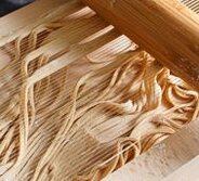 La produzione della pasta abruzzese L’Abruzzo vanta una delle capitali della produzione mondiale della pasta: Fara San Martino, ai piedi della Majella, dove le sorgenti di purissime acque montane hanno favorito l’insediamento di una fiorente industria specializzata, che raggiunge con i suoi prodotti i mercati di tutto il mondo. La pasta fatta in casa è una costante di tutti i paesi e ristoranti abruzzesi, ed è possibile acquistarla, appena ammassata (ossia fresca e appena prodotta), quasi ovunque. Tra le paste fatte a mano sono celebri i maccheroni alla chitarra, che devono il loro nome al telaio di legno con sottili fili d’acciaio (la “chitarra”) usata per tagliarli e oggetto onnipresente nelle case degli abruzzesi. Tipici sono anche i maccheroni alla molinara di Bisenti, le sagne del Chietino, il rentrocele di Lanciano e i tondini di Popoli. Esclusive del Teramano sono le “scrippelle mbusse”, la versione abruzzese salata delle crêpes, da consumare asciutte o in brodo.