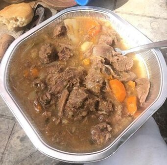 Sagra della Pecora alla Callara a Martinsicuro (Te) La Sagra della Pecora alla Callara, che si svolge ogni anno a Martinsicuro nel mese di luglio, rappresenta un momento di celebrazione delle tradizioni culinarie e popolari abruzzesi. L’evento si tiene nella pittoresca pinetina di via Franchi a Villa Rosa e richiama residenti e turisti desiderosi di riscoprire i sapori autentici della regione. La manifestazione è organizzata dalla Pro Loco locale e si distingue non solo per la sua offerta gastronomica, ma anche per la riscoperta delle radici storiche di un piatto che fa parte della cultura rurale abruzzese, la pecora alla callara. La “pecora alla callara” è una pietanza simbolo della tradizione pastorale abruzzese, legata alla vita dei pastori e alla transumanza. Questo piatto nasce dalla necessità di utilizzare gli ovini adulti che non potevano essere più utilizzati per la produzione o per la vendita. La carne veniva cucinata in un grande pentolone, la "callara", insieme a ingredienti semplici ma saporiti, creando un piatto che racconta la durezza e la semplicità della vita rurale. Con il passare dei secoli, la pecora alla callara è diventata simbolo di una cucina povera ma ricca di storia e di significato. La sagra non si limita alla sola celebrazione di questo piatto, ma offre anche altre specialità abruzzesi che arricchiscono l’esperienza gastronomica. Tra le prelibatezze proposte, i visitatori possono gustare arrosticini, salsicce, bruschette e frittelle, tutte preparate con ingredienti locali e secondo ricette tradizionali. L’offerta culinaria è pensata per soddisfare anche i palati più esigenti, ma sempre con l’obiettivo di valorizzare le tradizioni gastronomiche del territorio. A tutto ciò si aggiungono i vini locali, che completano il pasto con i loro profumi e sapori distintivi. La Sagra della Pecora alla Callara è anche un evento che coinvolge la comunità e celebra il legame tra la gente di Martinsicuro e le tradizioni che hanno contraddistinto la vita del paese. Durante la manifestazione, la piazza diventa un luogo di incontro, dove la musica, i balli e l’allegria creano un’atmosfera di festa che unisce tutti, dai più giovani agli adulti. Le serate sono animate da gruppi folkloristici e spettacoli musicali, che risvegliano l’entusiasmo dei partecipanti e creano un’atmosfera gioiosa e vivace. La Sagra della Pecora alla Callara, quindi, non è solo una festa del gusto, ma anche un’occasione per riscoprire la cultura e le tradizioni locali. Ogni anno, l’evento si conferma come un appuntamento imprescindibile per chi vuole conoscere da vicino la storia gastronomica di Martinsicuro e dell’intera regione. Con il suo mix di tradizione, folklore e gastronomia, la sagra è un simbolo della vitalità e della coesione della comunità abruzzese, che continua a mantenere vive le proprie radici attraverso eventi come questo.