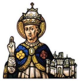 La Perdonanza Celestiniana affonda le sue radici nella Bolla del Perdono emanata da Papa Celestino V alla fine di settembre del 1294. L'eremita Pietro Angelerio da Morrone, nato a Isernia (sebbene altri centri del Molise rivendichino la sua origine), dedicò la sua predicazione all'Abruzzo interno, in particolare all'Aquilano e ai dintorni di Sulmona. Dopo due anni di sede vacante seguiti alla morte di Papa Niccolò IV, il Conclave riunito a Perugia il 5 luglio 1294 elesse Celestino V, fondatore dell'ordine dei Celestini, come nuovo Pontefice. Il 29 agosto dello stesso anno, l'eremita divenuto Papa ricevette le insegne pontificali nella Basilica di Santa Maria di Collemaggio, da lui stesso voluta, davanti a una folla immensa, alla presenza di Carlo d'Angiò e Carlo Martello. Tuttavia, il suo pontificato fu brevissimo: si dimise nel dicembre 1294, un evento unico nella storia della Chiesa, e morì in esilio a Fumone (Frosinone) due anni dopo. Le sue spoglie, successivamente trafugate dai seguaci del suo ordine, riposano oggi nella Basilica di Collemaggio. Il lascito più significativo di Celestino V fu l'istituzione della Perdonanza. Alla fine di settembre del 1294, con un atto rivoluzionario, concesse un'indulgenza plenaria universale a tutta l'umanità, senza distinzioni, stabilendo un Giubileo sei anni prima della Bolla di Bonifacio VIII che avrebbe sancito l'Anno Santo ufficiale della Chiesa. In un'epoca in cui le indulgenze erano spesso legate a ricchezze e privilegi, il Papa eremita introdusse un concetto di perdono basato sulla pace, la solidarietà e la riconciliazione. Per ottenere l'indulgenza, erano richiesti due semplici atti: l'ingresso nella Basilica di Collemaggio tra la sera del 28 e del 29 agosto e il pentimento sincero con confessione sacramentale. Le modalità per il conseguimento dell'indulgenza furono definite dall'Arcidiocesi dell'Aquila, includendo la recita del Credo, del Padre Nostro e di una preghiera secondo le intenzioni del Pontefice. L'Aquila ha custodito con gelosia la Bolla della Perdonanza, oggi conservata nella cappella blindata della Torre del Palazzo Comunale. Nel rispetto del dettato di Celestino V, furono gli stessi cittadini, attraverso le autorità civili, a istituire la Festa del Perdono. Il momento culminante delle celebrazioni è la lettura della Bolla da parte del Sindaco, poco prima dell'apertura della Porta Santa della Basilica di Collemaggio, che viene spalancata per ordine di un Cardinale designato dalla Santa Sede. L'evento è preceduto da un suggestivo corteo storico, a cui partecipano autorità, gruppi storici dell'Aquila e di altre città italiane, oltre ai rappresentanti del Governo e delle amministrazioni locali. La figura più importante del corteo è la Dama della Bolla, incaricata di portare l'astuccio che per secoli ha custodito il prezioso documento. Il corteo e la cerimonia dell'apertura della Porta Santa hanno subito delle modifiche logistiche dopo il devastante terremoto del 6 aprile 2009, che danneggiò gravemente la Basilica di Collemaggio. Mentre fino al 2008 la Bolla veniva condotta separatamente alla Basilica, dopo il sisma essa è stata esposta sul sagrato di Collemaggio. Nel 2017, a seguito di un restauro curato dall'Istituto Centrale del Libro, è stata temporaneamente esposta nel salone della Banca d'Italia. Altro personaggio simbolico della Perdonanza è il Giovin Signore, il quale porta un ramo d'ulivo con cui il Cardinale percuote tre volte la Porta Santa, ordinandone l'apertura. Il ramo d'ulivo, insieme alle chiavi della Porta Santa, è custodito dal Comune dell'Aquila. Per garantire la sicurezza dei fedeli e dei visitatori, la Basilica di Collemaggio è stata oggetto di importanti lavori di restauro, finanziati dall'ENI, completati tra il 2017 e il 2018. Durante i lavori, per preservare i resti mortali di Celestino V, le sue spoglie sono state trasferite nella Basilica di San Giuseppe Artigiano, nel cuore dell'Aquila, a pochi passi da Piazza Duomo. Qui, in una cappella laterale protetta da una cancellata, i fedeli possono ancora oggi rendere omaggio al Papa eremita, il cui spirito di umiltà e misericordia continua a vivere attraverso la Perdonanza Celestiniana, una tradizione che ogni anno richiama migliaia di persone da tutta Italia e dal mondo.