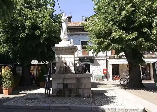 Borghi Medievali e Archeologia in Abruzzo: Il centro storico di Pescasseroli. Il centro storico di Pescasseroli. Il centro storico di Pescasseroli, situato nel cuore del Parco Nazionale d'Abruzzo, Lazio e Molise, è un affascinante esempio di borgo medievale che ha saputo mantenere intatta la sua autenticità, pur adattandosi alle esigenze della modernità. Il paese, con le sue case in pietra e le strette viuzze, si sviluppa attorno a un antico castello longobardo, che una volta dominava la collina del "pesco", testimoniando la sua origine fortificata e il ruolo centrale che Pescasseroli ha avuto nei secoli passati. Questo castello, purtroppo in rovina, racconta la storia di un borgo che affonda le radici nell’Alto Medioevo, quando i longobardi erano protagonisti di queste terre montane. Il cuore del paese è segnato dalla presenza della Chiesa del Carmelo, uno dei monumenti più significativi di Pescasseroli, che riflette lo stile barocco che caratterizzava molte delle costruzioni religiose del periodo. La parrocchiale dei SS. Pietro e Paolo, pur avendo origini medievali, è l’esempio perfetto di come diversi stili si siano fusi nel corso dei secoli, creando un edificio che è allo stesso tempo romanico, gotico, rinascimentale e barocco. L’interno della chiesa, con la sua disposizione a tre navate, è un luogo di grande spiritualità, dove le colonne richiamano l'architettura cistercense, mentre la facciata e il campanile, che fu rinnovato nel XVI secolo, offrono una visione armonica e solenne del luogo sacro. Oltre alla chiesa, Pescasseroli conserva molti altri elementi architettonici che testimoniano il suo passato. Il Palazzo Sipari, residenza della famiglia che diede i natali al filosofo Benedetto Croce e all’ambientalista Erminio Sipari, fondatore del Parco Nazionale, è uno degli edifici più rappresentativi del borgo. Il palazzo, con la sua imponente struttura, è un importante simbolo della cultura abruzzese e della storia di Pescasseroli come punto di riferimento per la difesa e la valorizzazione del territorio. La famiglia Sipari ha contribuito in modo significativo alla crescita culturale e ambientale del paese, lasciando un segno indelebile nella sua evoluzione. Negli ultimi anni, il recupero e la valorizzazione del centro storico di Pescasseroli hanno dato nuova vita al borgo, con l’introduzione di strutture ricettive, ristoranti e negozi che promuovono l’artigianato locale. Questo rinnovamento ha permesso a Pescasseroli di diventare una meta ambita non solo per gli amanti della natura e degli sport invernali, ma anche per chi desidera immergersi nella cultura e nella tradizione abruzzese. Il paese, oltre ad essere un importante punto di partenza per visitare il Parco, rappresenta un affascinante viaggio nel tempo, dove storia, arte e natura si intrecciano in un equilibrio perfetto.