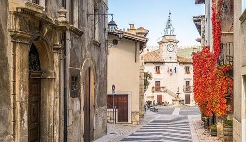 Borghi Medievali e Archeologia in Abruzzo: Pescocostanzo, il più ricco borgo d’Arte d’Abruzzo. Pescocostanzo, considerato il più ricco borgo d'arte d'Abruzzo, rappresenta una delle perle della regione grazie alla sua straordinaria bellezza architettonica e al suo patrimonio storico. Questo borgo rinascimentale e barocco si distingue per la sua ricchezza culturale e per il perfetto stato di conservazione dei suoi edifici, che raccontano la storia di una comunità prospera, legata tanto all'arte quanto all'allevamento. Il centro storico, con le sue case a schiera e i palazzi signorili, conserva intatto il fascino di un tempo, unendo la semplicità della vita quotidiana alle meraviglie artistiche. Il patrimonio artistico di Pescocostanzo si riflette nelle numerose chiese e nei monumenti che arricchiscono il borgo, a partire dalla collegiata di Santa Maria del Colle, un autentico museo che custodisce tesori di inestimabile valore. Ogni angolo del centro storico è un viaggio nella storia, con edifici che raccontano secoli di artigianato e cultura. Le botteghe artigiane, che nel corso dei secoli hanno prodotto opere di grande valore, sono un altro elemento fondamentale che ha contribuito alla grandezza di questo borgo, il cui sviluppo economico si è basato anche sulle greggi transumanti che arricchivano le famiglie locali. Una delle principali attrazioni di Pescocostanzo è la chiesa di Gesù e Maria, un capolavoro del Barocco progettato da Cosimo Fanzago. L’architettura della chiesa, con la sua eleganza e la sua raffinatezza, rappresenta un esempio perfetto dello stile barocco abruzzese. Fanzago ha lasciato anche altre tracce del suo genio in Pescocostanzo, come il convento di Santa Scolastica, che si trova in piazza Municipio. Queste opere sono una testimonianza dell’alto livello artistico che ha caratterizzato il borgo nel corso dei secoli, rendendolo uno dei luoghi più affascinanti d'Abruzzo. Visita dopo visita, Pescocostanzo rivela sempre nuovi dettagli, nuove storie e nuovi tesori che ne fanno uno dei borghi medievali più belli e ricchi di tutta la regione. L’atmosfera che si respira nel centro storico, tra le sue strade acciottolate e gli edifici che raccontano secoli di storia, permette ai visitatori di immergersi in una realtà senza tempo, dove l’arte e la cultura sono protagoniste. La bellezza di Pescocostanzo non risiede solo nei suoi monumenti, ma anche nella sua capacità di mantenere intatta l’essenza di un borgo che continua a incantare chiunque abbia il privilegio di scoprirlo.