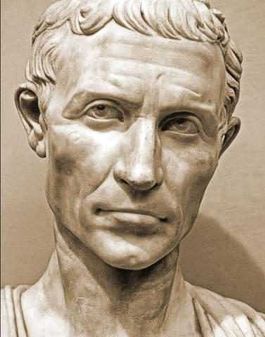 Ponzio Pilato, è stato un funzionario e militare romano. Ponzio Pilato, noto soprattutto per il suo ruolo nella condanna di Gesù, è una figura storica che ha avuto un impatto profondo sia sulla storia dell'Impero Romano che sulle tradizioni cristiane. Nato probabilmente alla fine del I secolo a.C. o agli inizi del I secolo d.C., Pilato fu scelto dall'imperatore Tiberio per governare la Giudea, una provincia difficile e problematica. Il suo incarico come prefetto della Giudea, che durò dal 26 al 36 d.C., si inserisce in un periodo di tensioni politiche e sociali, in cui la provincia rappresentava una barriera cruciale contro l'occupazione dei Parti, nemici storici di Roma. Durante il suo governo, Pilato si distinse per la sua durezza e l’intransigenza, caratteristiche che lo resero impopolare tra la popolazione locale, in particolare tra gli ebrei. Il suo approccio autoritario si tradusse in numerosi conflitti con la gente della Giudea. Pilato ignorava le tradizioni religiose locali e imponeva misure che spesso causavano disordini. Tra gli episodi più noti vi fu quello delle insegne imperiali, che riportavano l'effigie dell'imperatore romano. Questa azione provocò una forte opposizione da parte degli ebrei, che consideravano l’immagine dell’imperatore come un’offesa al loro Dio. Pilato, pur di non cedere, arrivò a far affrontare una delegazione di ebrei che si recò fino a Cesarea per chiedere la rimozione degli stendardi. Nonostante la protesta popolare, Pilato resistette fino a quando, sotto la pressione della folla, dovette fare un passo indietro. Un altro episodio cruciale che segnò l’attività di Pilato fu il processo e la condanna di Gesù. Sebbene Pilato non ritenesse Gesù un pericolo per l'ordine pubblico, cedette alle pressioni delle autorità religiose e della folla che chiedevano la sua morte. Pilato cercò di sottrarsi alla responsabilità di questa decisione, ma alla fine accettò la condanna a morte di Gesù, pur consapevole della sua innocenza. La crocifissione di Gesù rappresentò per Pilato un atto politico, volto a mantenere l’ordine e la pace in una situazione potenzialmente esplosiva. Questo episodio, sebbene non voluto pienamente da lui, avrebbe segnato per sempre il suo nome nella storia religiosa e culturale. Il governo di Pilato si concluse con un altro episodio di violenza, questa volta nei confronti dei Samaritani. Un gruppo di Samaritani, spinti dalla credenza che gli oggetti sacri di Mosè sarebbero stati ritrovati sul Monte Garizim, si avventurò in una processione che Pilato interpretò come una rivolta armata. Decise quindi di intervenire con la forza, schierando le truppe e massacrandoli. Questo atto di repressione brutale segnò la fine della sua carriera come prefetto, e Pilato fu richiamato a Roma, dove si persero tracce della sua vita successiva. Nonostante le sue politiche autoritarie e il suo comportamento inflessibile, Pilato rimase una figura storica di notevole importanza. La sua figura ha suscitato una serie di interpretazioni e leggende nei secoli successivi. Nella tradizione cristiana, Pilato è stato visto come una figura centrale nel processo di Gesù, mentre in alcune tradizioni ortodosse è stato addirittura venerato come martire. La sua eredità storica è quindi complessa: un uomo che, pur esercitando un potere assoluto, si trovò a essere trascinato in eventi che sfuggivano al suo controllo e che avrebbero avuto un impatto indelebile sulla storia del cristianesimo e sull’Impero Romano.