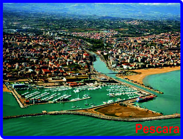 Il porto di Pescara rappresenta uno dei principali punti di riferimento della costa adriatica abruzzese e un elemento strategico per lo sviluppo del turismo legato al mare, alla nautica e alla tradizione marinara della regione. Situato nel cuore della città, il porto si inserisce in un contesto urbano particolarmente dinamico, a pochi passi dal lungomare, dalle spiagge e dalle principali attrazioni turistiche del capoluogo adriatico. La sua storia è strettamente legata alla vocazione marittima di Pescara, città che nel corso del tempo ha costruito una parte importante della propria identità attorno alla pesca, alla navigazione e alle attività portuali. Oggi l’area portuale costituisce un punto significativo per la nautica e per le attività connesse al mare, offrendo una prospettiva privilegiata sulla costa e sul rapporto tra città e Adriatico. Il porto rappresenta inoltre una porta d’ingresso al territorio abruzzese, da cui partire per scoprire le località balneari della costa, i borghi dell’entroterra e le eccellenze enogastronomiche regionali. La vicinanza con il centro cittadino consente di combinare facilmente un’esperienza legata al mare con la visita di Pescara, dei suoi musei, delle aree pedonali, dei locali e dei ristoranti che animano la città durante tutto l’anno. Per il turismo nautico, il porto può diventare un importante punto di riferimento per diportisti e visitatori interessati a vivere l’Adriatico attraverso escursioni, navigazione costiera e attività legate alla cultura del mare. La valorizzazione dell’infrastruttura e del waterfront rappresenta inoltre un’opportunità per rafforzare l’immagine di Pescara come destinazione turistica moderna, accessibile e fortemente connessa alla propria identità marittima. In questo scenario, il porto assume un ruolo che va oltre la semplice funzione infrastrutturale, diventando parte integrante dell’offerta turistica e della narrazione della città. Il porto di Pescara si conferma così uno dei luoghi simbolo dell’Abruzzo adriatico, dove mare, turismo, tradizione e vita urbana si incontrano, offrendo ai visitatori un punto di partenza ideale per conoscere la costa e il territorio regionale.