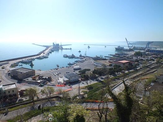 L’approdo turistico sulle coste dell’Abruzzo. L’Abruzzo, con la sua costa variegata e ricca di storia, offre approdi turistici che rappresentano veri e propri punti di riferimento per i diportisti e gli amanti del mare. Tra questi, il Marina di Pescara si distingue per la sua posizione strategica e per la qualità dei servizi offerti. Immerso in uno scenario suggestivo, questo porto turistico accoglie imbarcazioni di ogni dimensione e offre un’esperienza unica tra comfort moderni e la bellezza autentica del litorale abruzzese. La costa abruzzese alterna spiagge sabbiose a tratti rocciosi, creando un panorama affascinante e variegato che rende ogni approdo un punto di partenza ideale per esplorazioni e avventure marittime. Da qui, si possono facilmente raggiungere destinazioni di grande interesse, come la Croazia, la Grecia e le Isole Tremiti, permettendo a chiunque di navigare tra scenari mozzafiato e acque cristalline. Oltre alla navigazione, la zona offre numerose opportunità di svago grazie a borghi costieri ricchi di cultura, gastronomia e tradizioni. Gli approdi turistici in Abruzzo non sono solo funzionali, ma anche luoghi di aggregazione e di vita sociale. Il Marina di Pescara, in particolare, si anima tutto l’anno con eventi, regate, manifestazioni culturali e spettacoli, creando un’atmosfera vivace e coinvolgente. La presenza di ristoranti, negozi e strutture dedicate all’accoglienza rende questi porti destinazioni attrattive non solo per i diportisti, ma anche per turisti e visitatori che vogliono immergersi nell’autenticità del territorio. Passeggiare lungo le banchine dei porti turistici abruzzesi significa scoprire un lato diverso della regione, dove la passione per il mare si intreccia con la bellezza del paesaggio e con un’accoglienza calorosa. Ogni approdo racconta una storia fatta di mare e tradizioni, offrendo a chi arriva la possibilità di vivere l’Abruzzo da una prospettiva nuova e affascinante. Tra natura, cultura e innovazione, gli approdi turistici abruzzesi rappresentano una perfetta sintesi dell’identità marittima della regione.